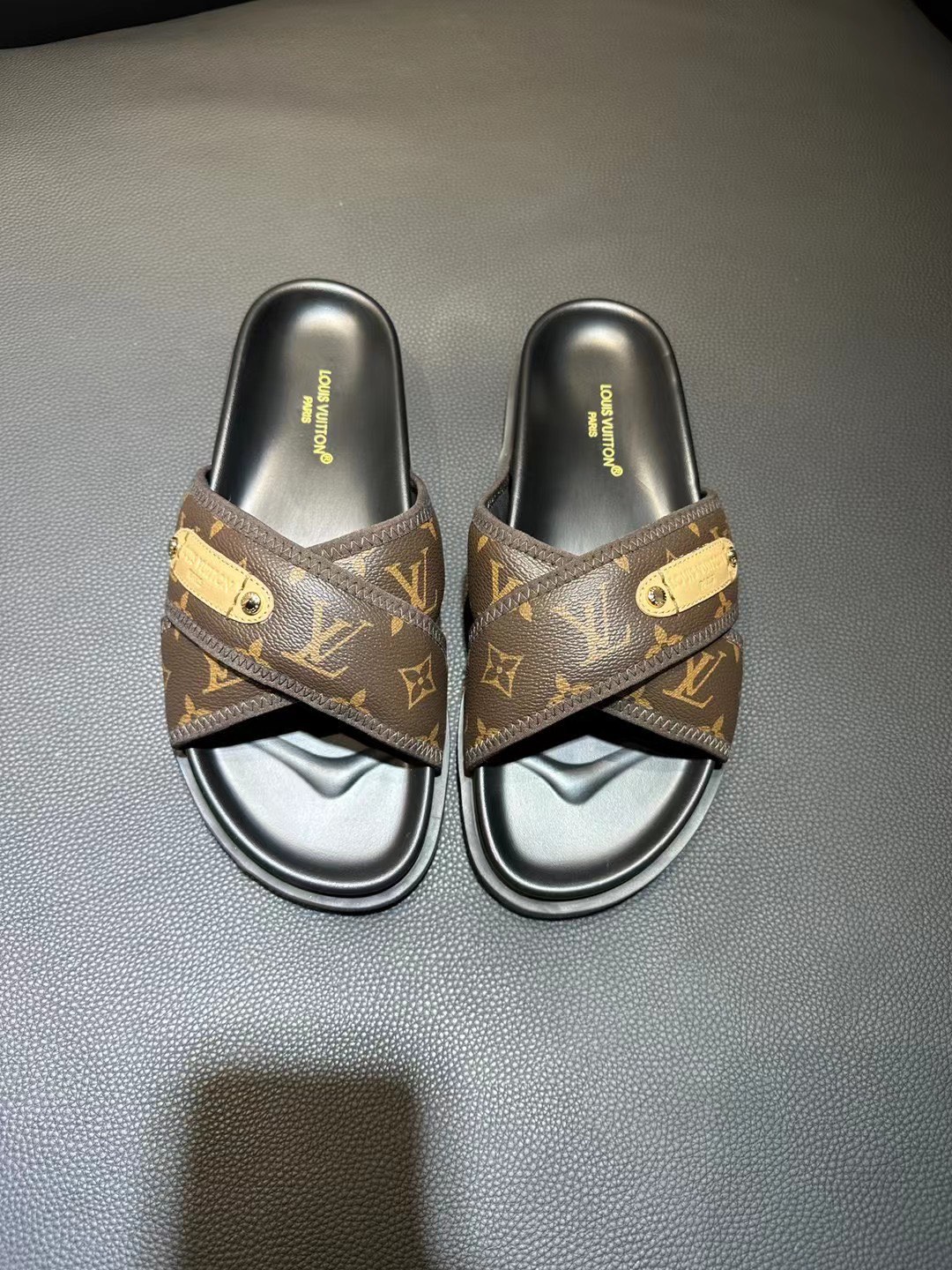 [flores viejas] 𝐋𝐨𝐮𝐢𝐬 𝐕𝐮𝐢𝐭 𝐭𝐨𝐧 Louis Vuitton Nuevas sandalias en relieve zapatillas Llen
