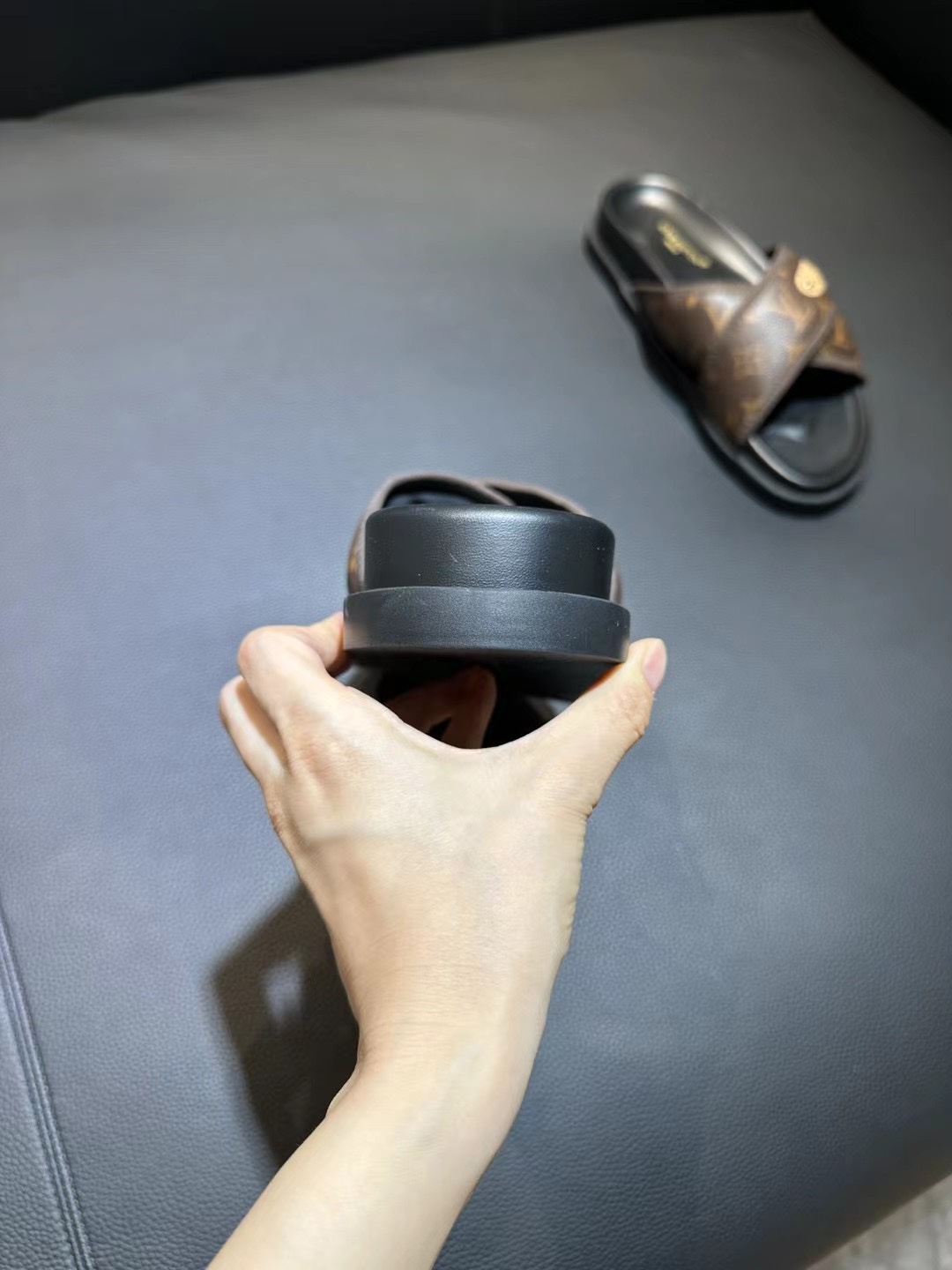[flores viejas] 𝐋𝐨𝐮𝐢𝐬 𝐕𝐮𝐢𝐭 𝐭𝐨𝐧 Louis Vuitton Nuevas sandalias en relieve zapatillas Llen