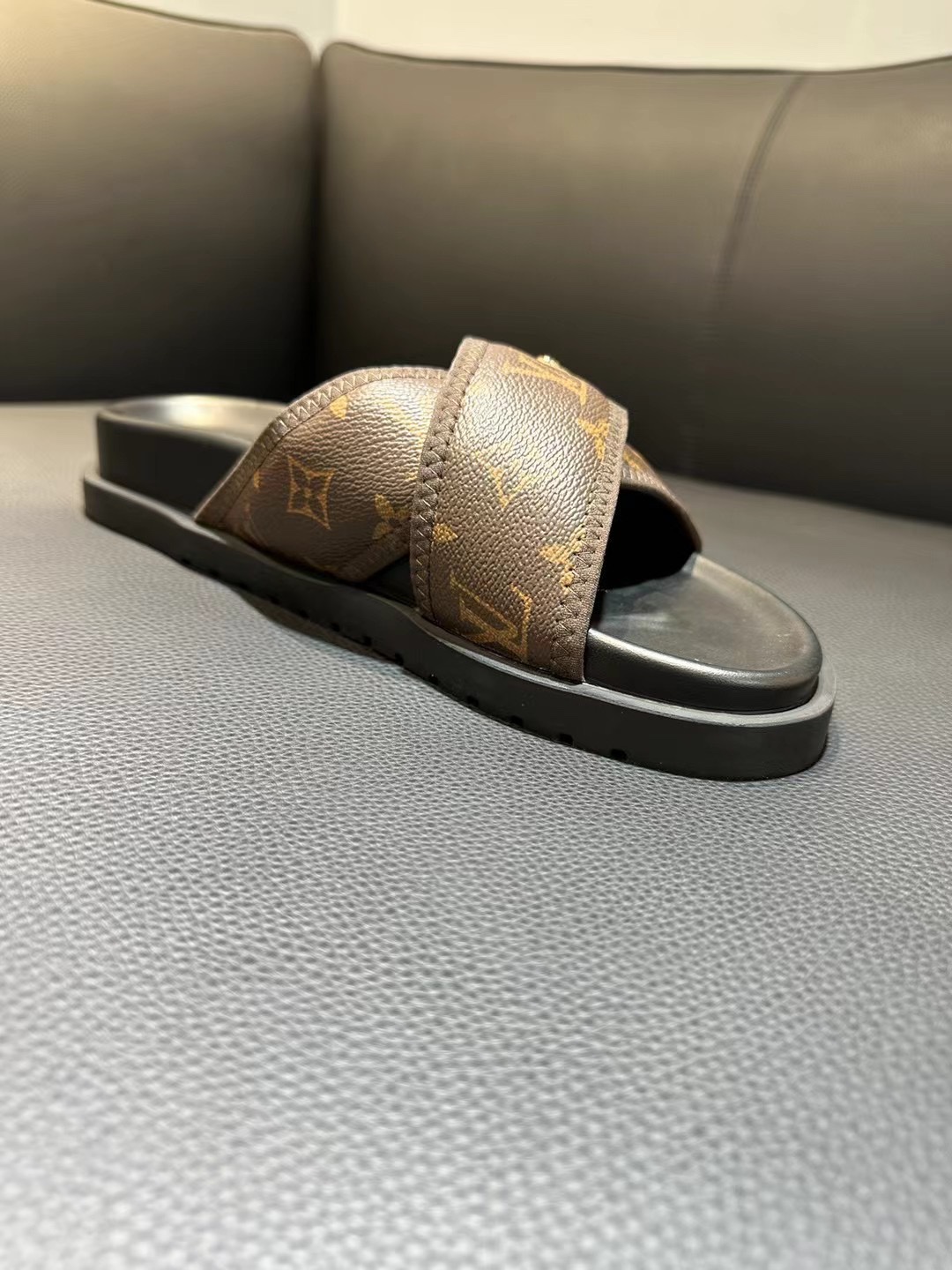 [flores viejas] 𝐋𝐨𝐮𝐢𝐬 𝐕𝐮𝐢𝐭 𝐭𝐨𝐧 Louis Vuitton Nuevas sandalias en relieve zapatillas Llen