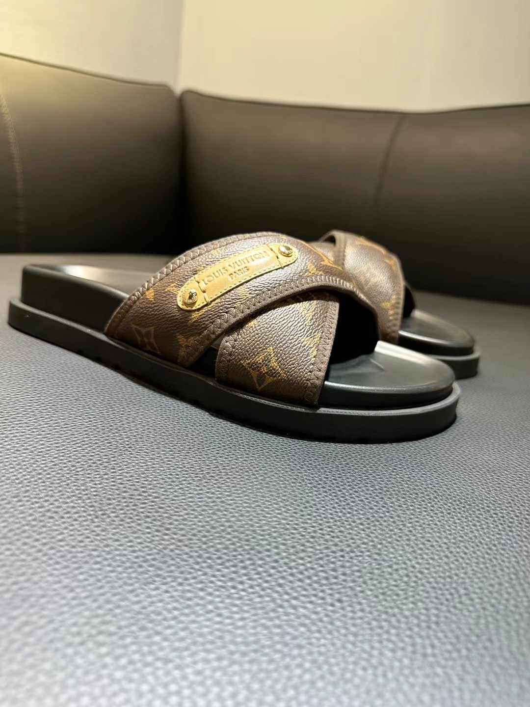 [flores viejas] 𝐋𝐨𝐮𝐢𝐬 𝐕𝐮𝐢𝐭 𝐭𝐨𝐧 Louis Vuitton Nuevas sandalias en relieve zapatillas Llen