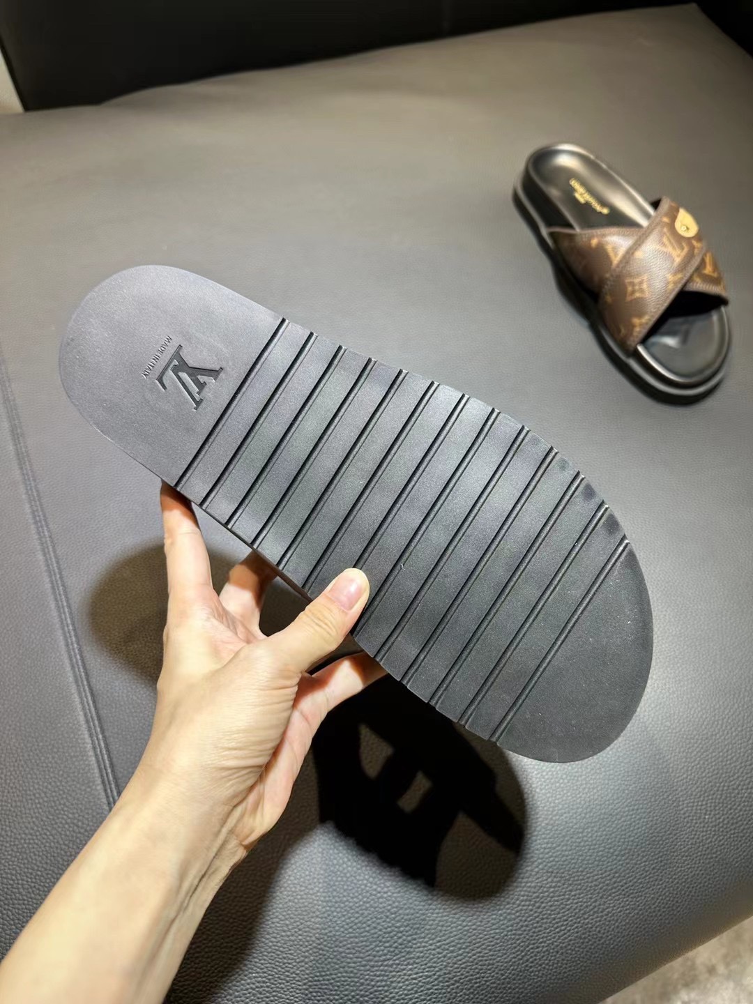 [flores viejas] 𝐋𝐨𝐮𝐢𝐬 𝐕𝐮𝐢𝐭 𝐭𝐨𝐧 Louis Vuitton Nuevas sandalias en relieve zapatillas Llen