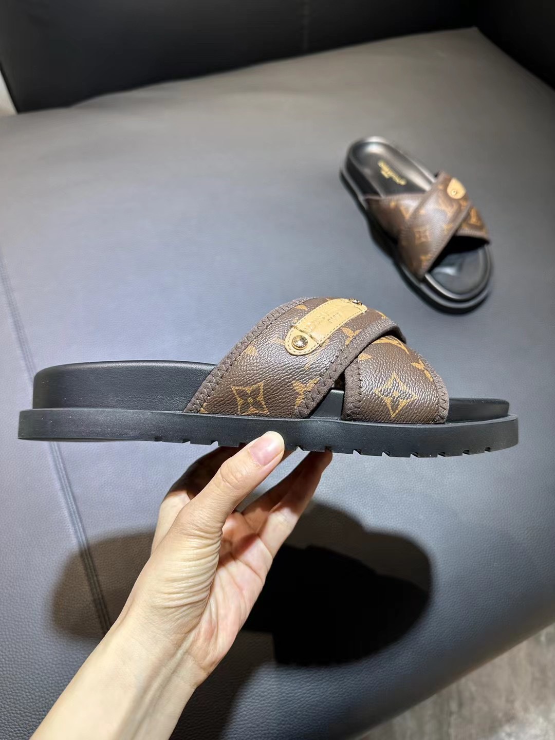 [flores viejas] 𝐋𝐨𝐮𝐢𝐬 𝐕𝐮𝐢𝐭 𝐭𝐨𝐧 Louis Vuitton Nuevas sandalias en relieve zapatillas Llen