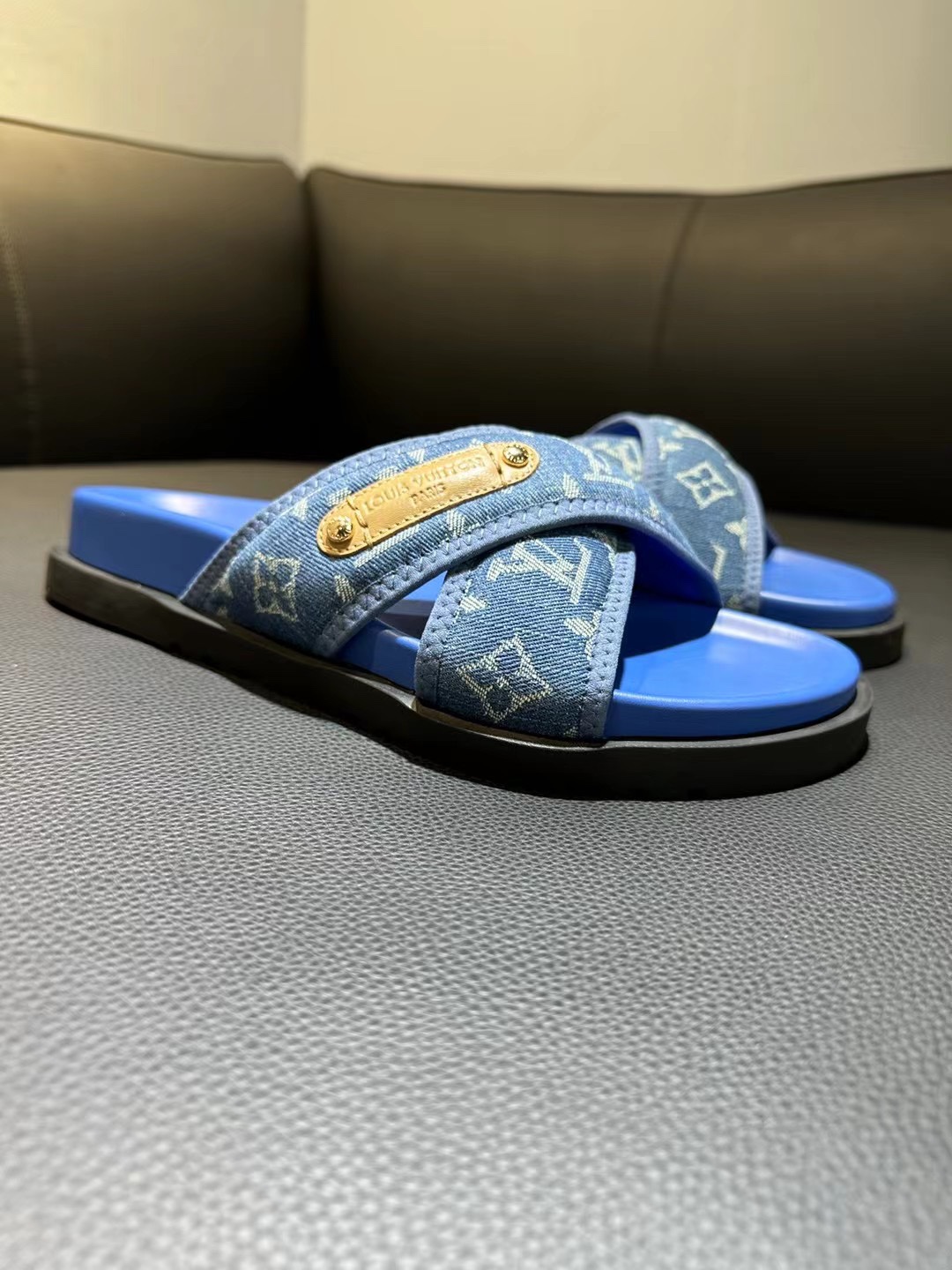 [flores viejas] 𝐋𝐨𝐮𝐢𝐬 𝐕𝐮𝐢𝐭 𝐭𝐨𝐧 Louis Vuitton Nuevas sandalias en relieve zapatillas Llen