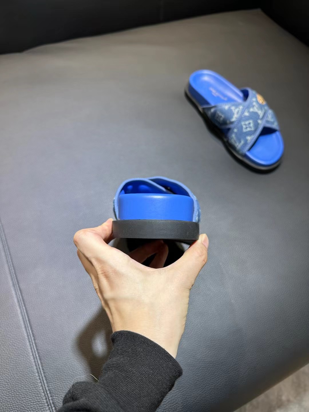 [flores viejas] 𝐋𝐨𝐮𝐢𝐬 𝐕𝐮𝐢𝐭 𝐭𝐨𝐧 Louis Vuitton Nuevas sandalias en relieve zapatillas Llen