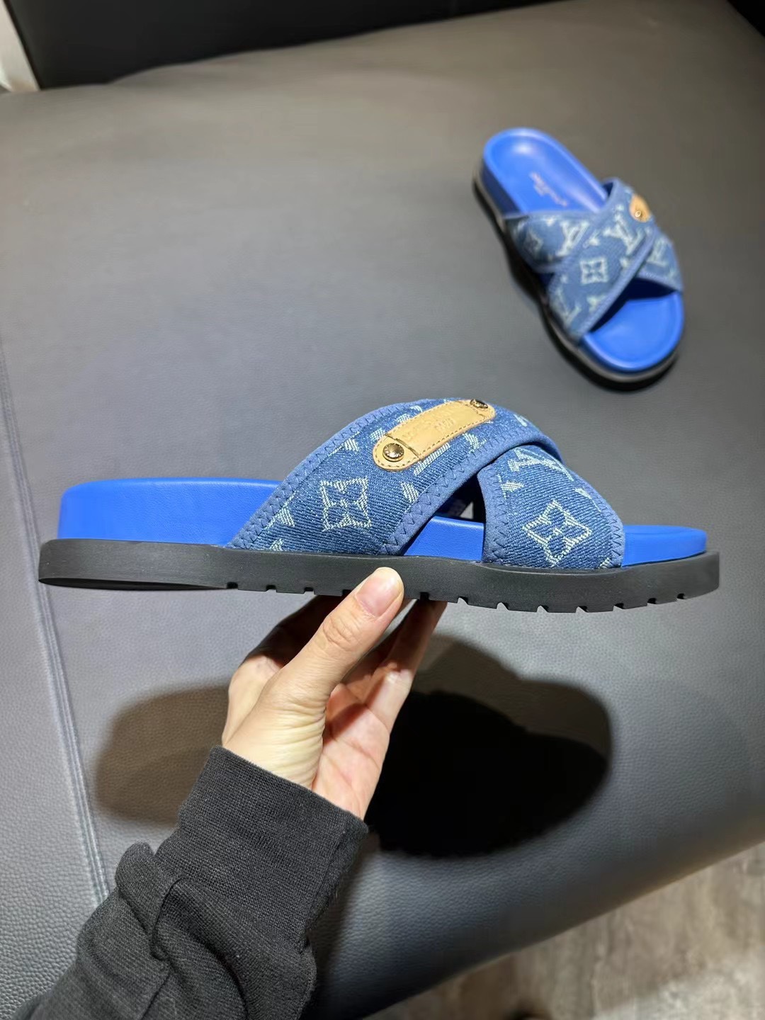 [flores viejas] 𝐋𝐨𝐮𝐢𝐬 𝐕𝐮𝐢𝐭 𝐭𝐨𝐧 Louis Vuitton Nuevas sandalias en relieve zapatillas Llen