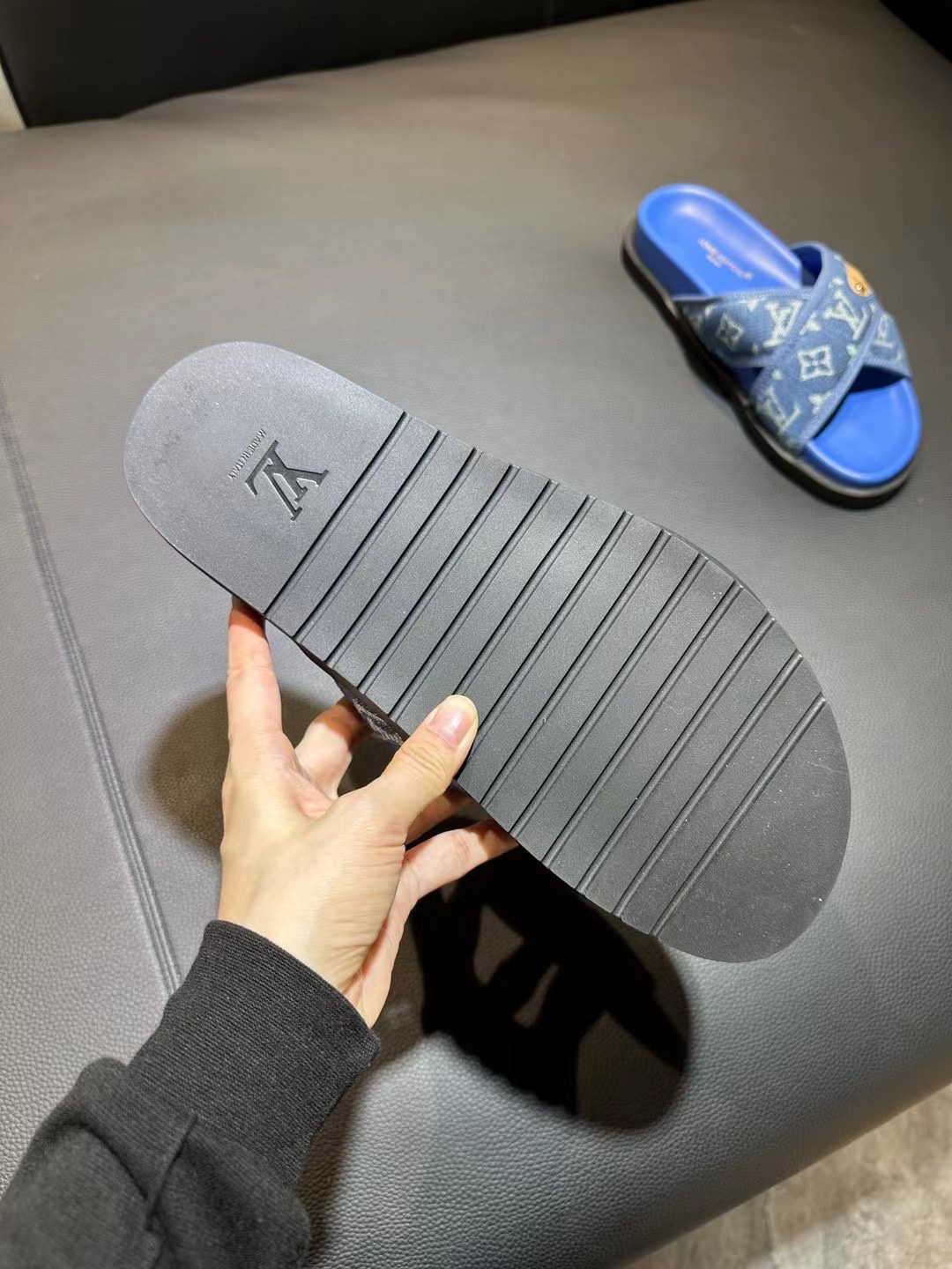 [flores viejas] 𝐋𝐨𝐮𝐢𝐬 𝐕𝐮𝐢𝐭 𝐭𝐨𝐧 Louis Vuitton Nuevas sandalias en relieve zapatillas Llen