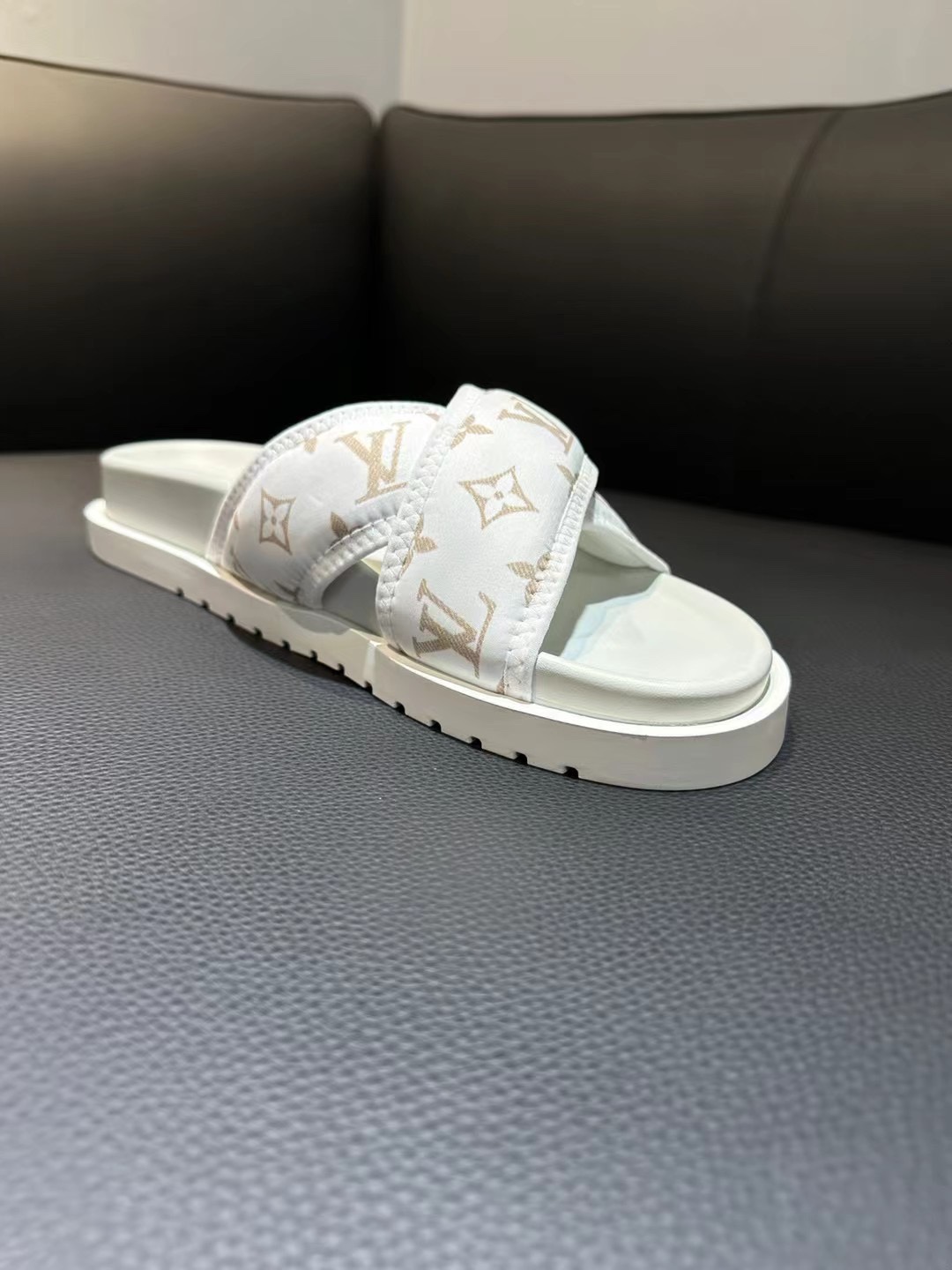 [flores viejas] 𝐋𝐨𝐮𝐢𝐬 𝐕𝐮𝐢𝐭 𝐭𝐨𝐧 Louis Vuitton Nuevas sandalias en relieve zapatillas Llen