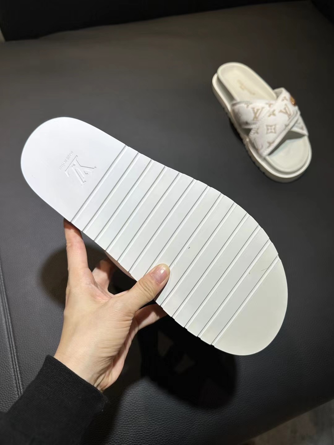 [flores viejas] 𝐋𝐨𝐮𝐢𝐬 𝐕𝐮𝐢𝐭 𝐭𝐨𝐧 Louis Vuitton Nuevas sandalias en relieve zapatillas Llen