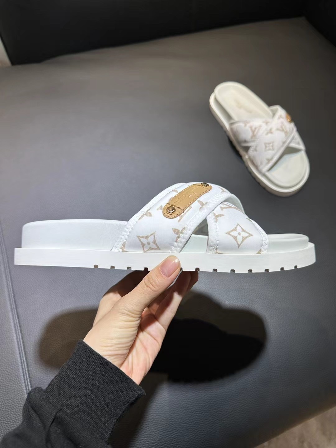 [flores viejas] 𝐋𝐨𝐮𝐢𝐬 𝐕𝐮𝐢𝐭 𝐭𝐨𝐧 Louis Vuitton Nuevas sandalias en relieve zapatillas Llen