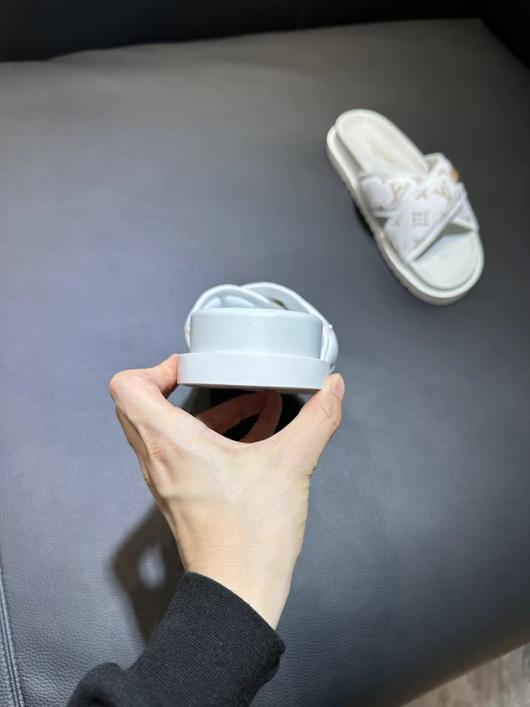 [flores viejas] 𝐋𝐨𝐮𝐢𝐬 𝐕𝐮𝐢𝐭 𝐭𝐨𝐧 Louis Vuitton Nuevas sandalias en relieve zapatillas Llen