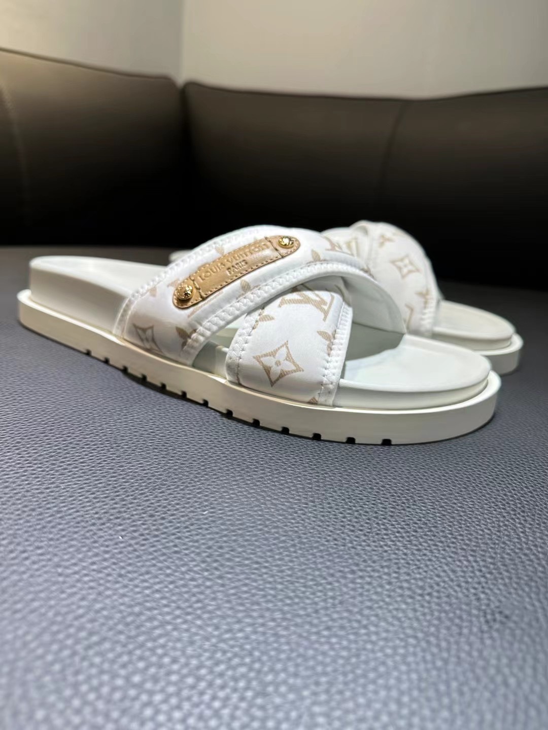 [flores viejas] 𝐋𝐨𝐮𝐢𝐬 𝐕𝐮𝐢𝐭 𝐭𝐨𝐧 Louis Vuitton Nuevas sandalias en relieve zapatillas Llen