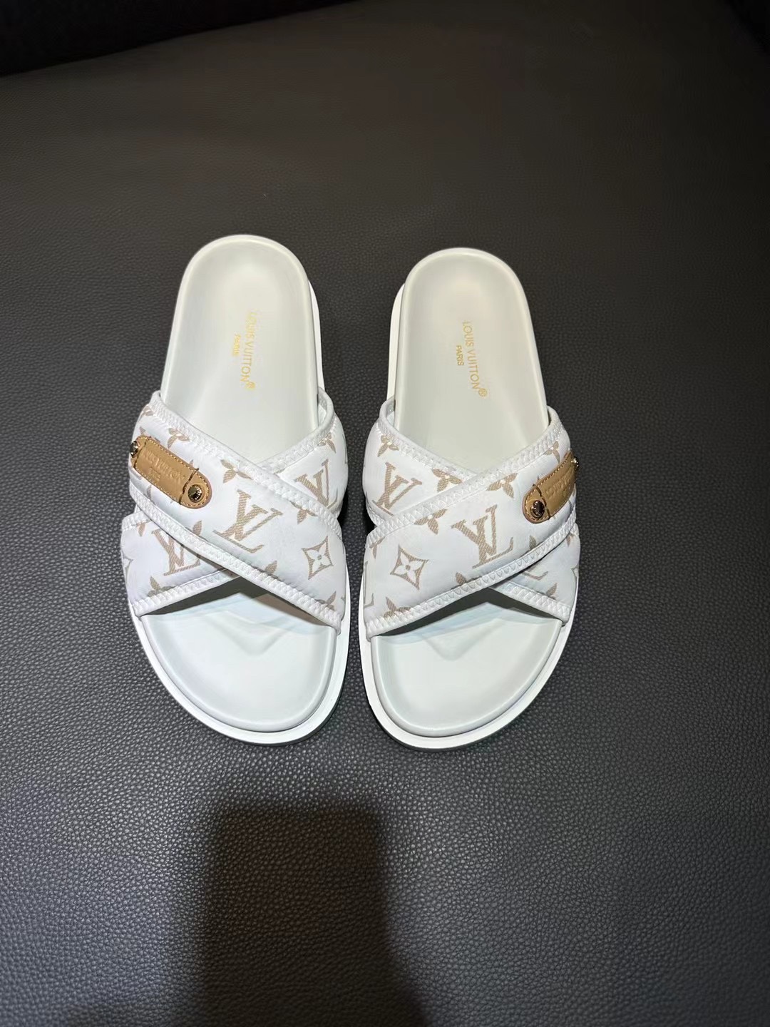 [flores viejas] 𝐋𝐨𝐮𝐢𝐬 𝐕𝐮𝐢𝐭 𝐭𝐨𝐧 Louis Vuitton Nuevas sandalias en relieve zapatillas Llen