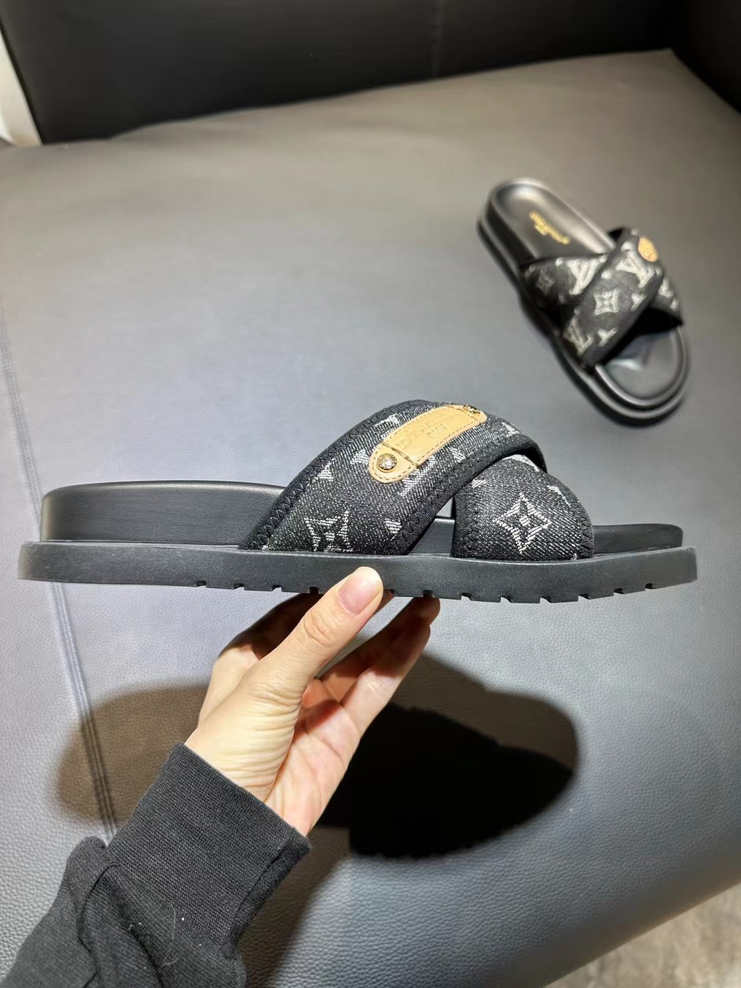 [flores viejas] 𝐋𝐨𝐮𝐢𝐬 𝐕𝐮𝐢𝐭 𝐭𝐨𝐧 Louis Vuitton Nuevas sandalias en relieve zapatillas Llen
