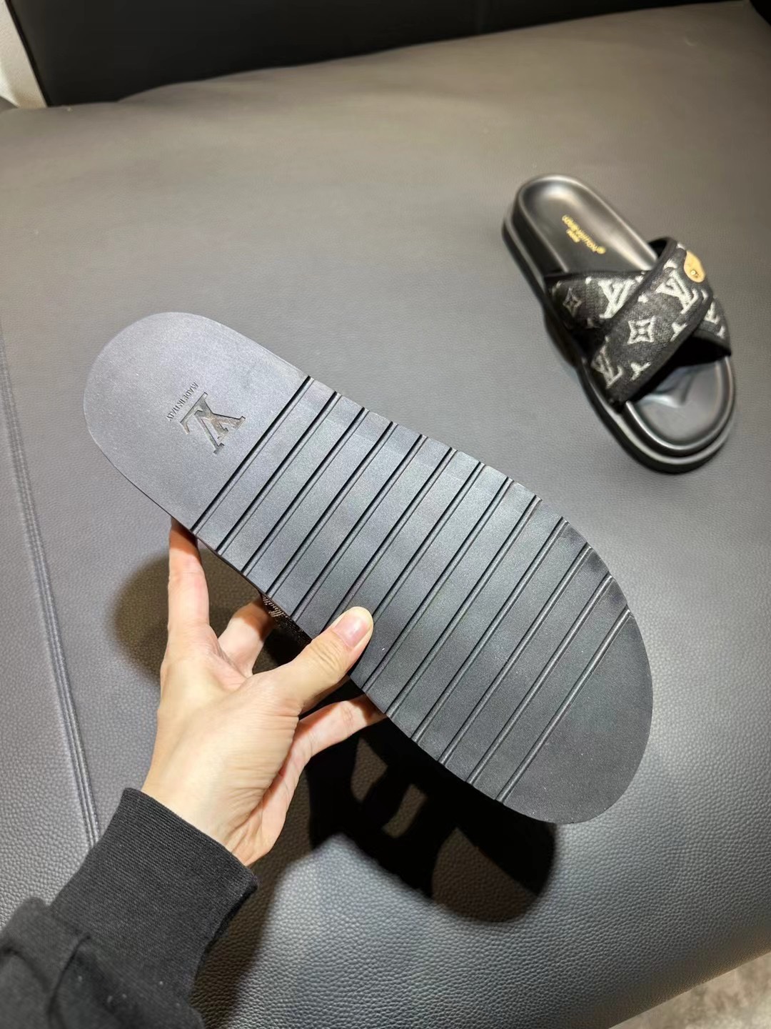 [flores viejas] 𝐋𝐨𝐮𝐢𝐬 𝐕𝐮𝐢𝐭 𝐭𝐨𝐧 Louis Vuitton Nuevas sandalias en relieve zapatillas Llen
