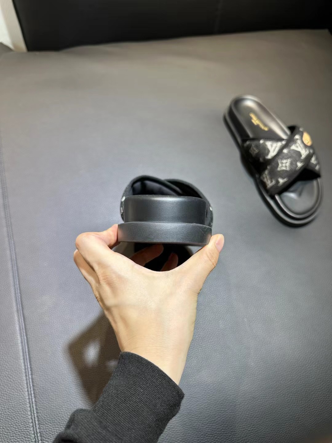 [flores viejas] 𝐋𝐨𝐮𝐢𝐬 𝐕𝐮𝐢𝐭 𝐭𝐨𝐧 Louis Vuitton Nuevas sandalias en relieve zapatillas Llen