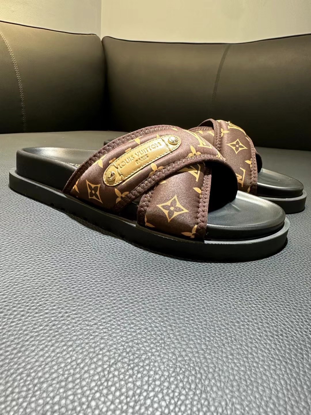 [flores viejas] 𝐋𝐨𝐮𝐢𝐬 𝐕𝐮𝐢𝐭 𝐭𝐨𝐧 Louis Vuitton Nuevas sandalias en relieve zapatillas Llen
