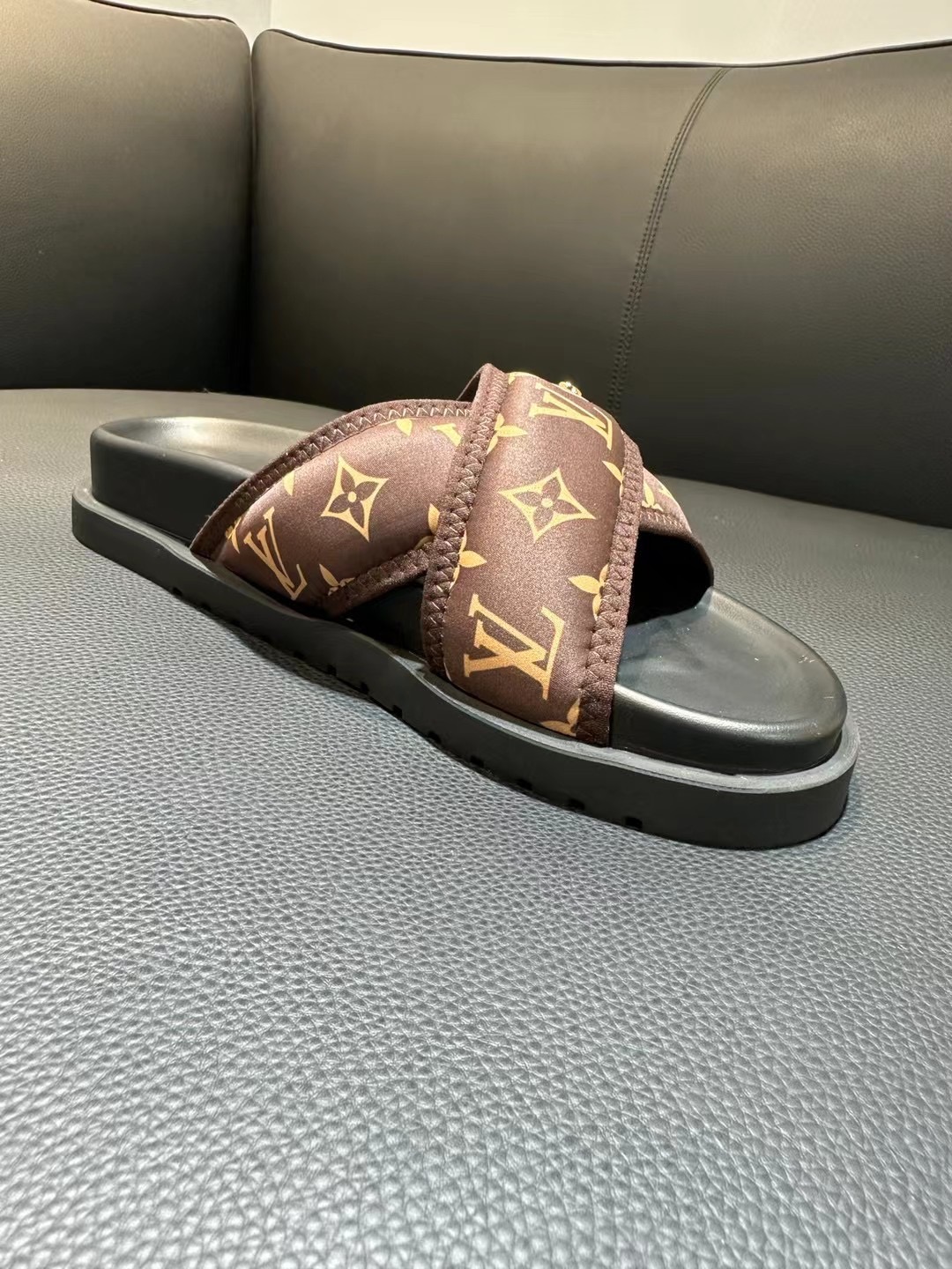[flores viejas] 𝐋𝐨𝐮𝐢𝐬 𝐕𝐮𝐢𝐭 𝐭𝐨𝐧 Louis Vuitton Nuevas sandalias en relieve zapatillas Llen