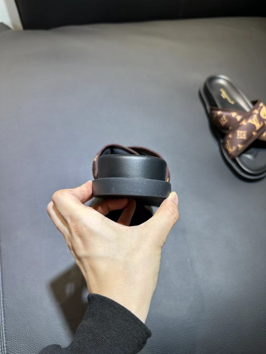 [flores viejas] 𝐋𝐨𝐮𝐢𝐬 𝐕𝐮𝐢𝐭 𝐭𝐨𝐧 Louis Vuitton Nuevas sandalias en relieve zapatillas Llen