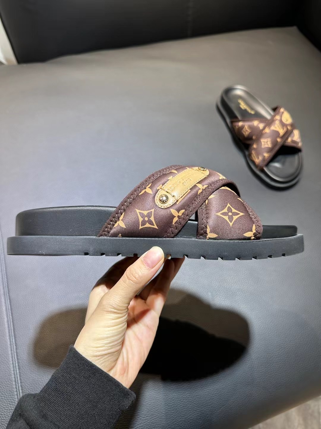 [flores viejas] 𝐋𝐨𝐮𝐢𝐬 𝐕𝐮𝐢𝐭 𝐭𝐨𝐧 Louis Vuitton Nuevas sandalias en relieve zapatillas Llen