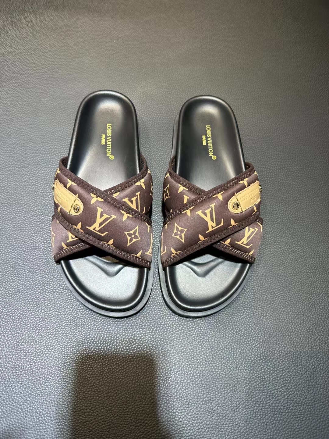 [flores viejas] 𝐋𝐨𝐮𝐢𝐬 𝐕𝐮𝐢𝐭 𝐭𝐨𝐧 Louis Vuitton Nuevas sandalias en relieve zapatillas Llen