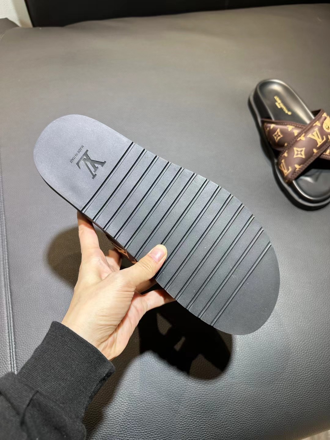 [flores viejas] 𝐋𝐨𝐮𝐢𝐬 𝐕𝐮𝐢𝐭 𝐭𝐨𝐧 Louis Vuitton Nuevas sandalias en relieve zapatillas Llen