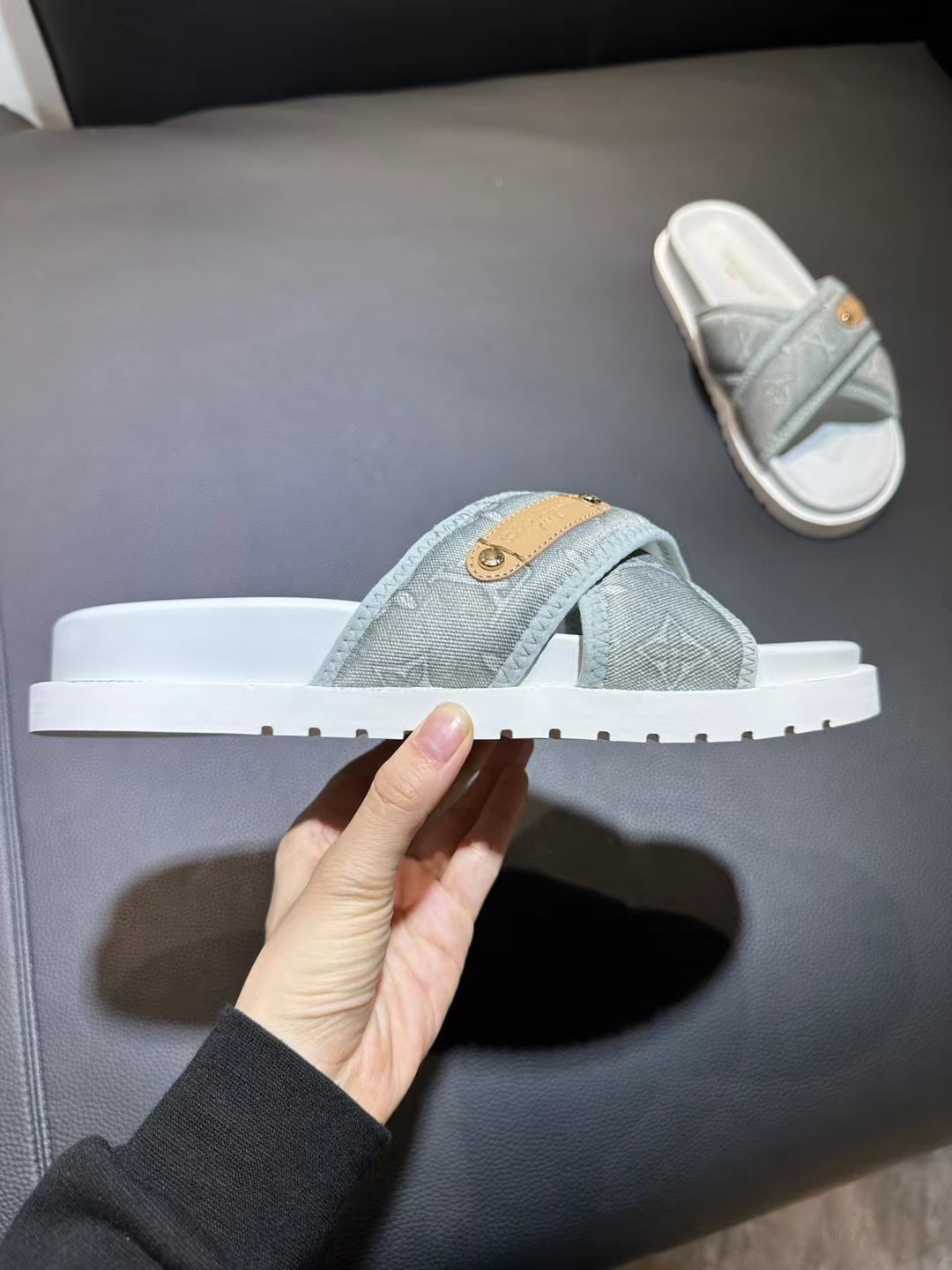 [flores viejas] 𝐋𝐨𝐮𝐢𝐬 𝐕𝐮𝐢𝐭 𝐭𝐨𝐧 Louis Vuitton Nuevas sandalias en relieve zapatillas Llen