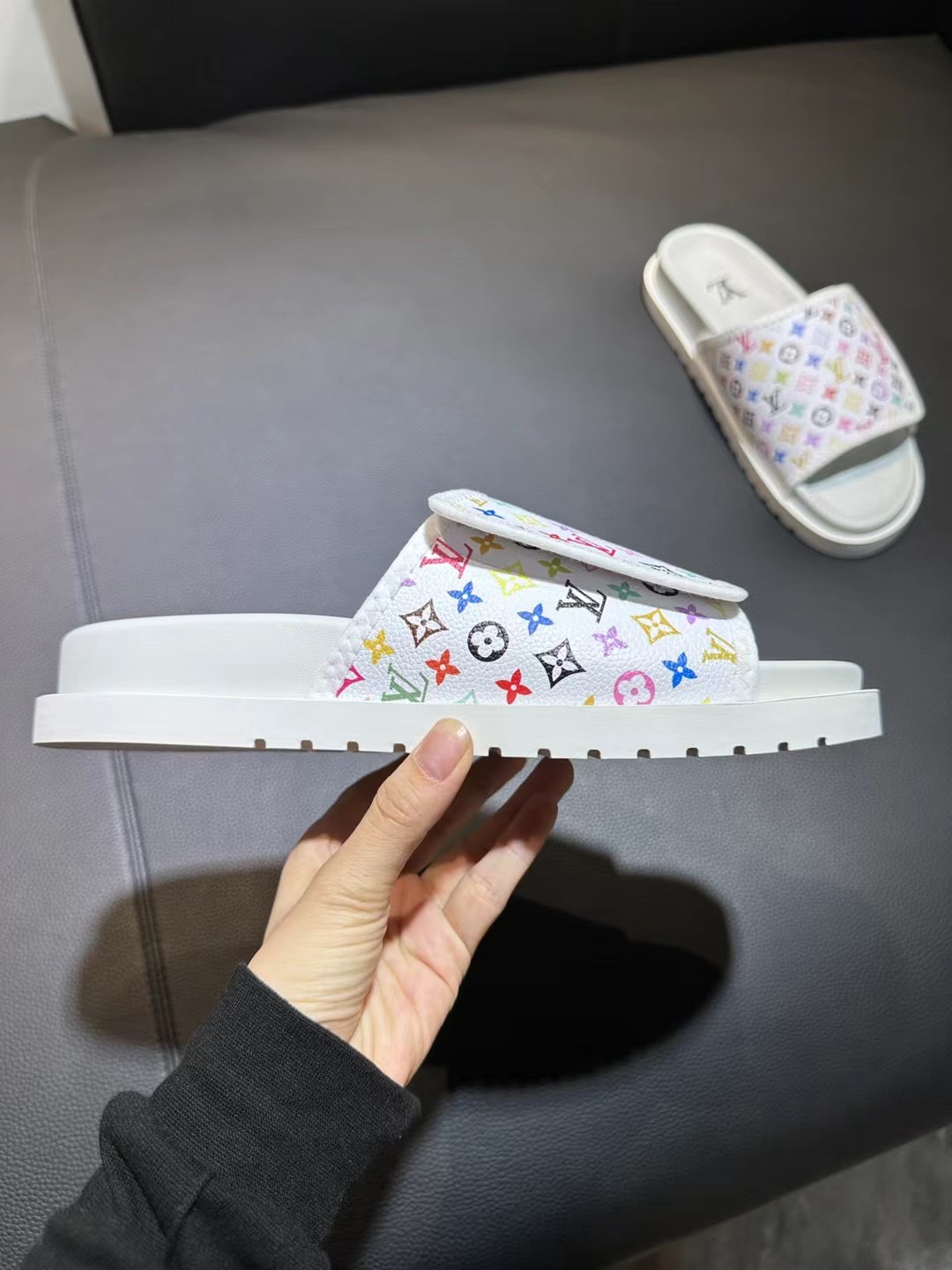 [flores viejas] 𝐋𝐨𝐮𝐢𝐬 𝐕𝐮𝐢𝐭 𝐭𝐨𝐧 Louis Vuitton Nuevas sandalias en relieve zapatillas Llen