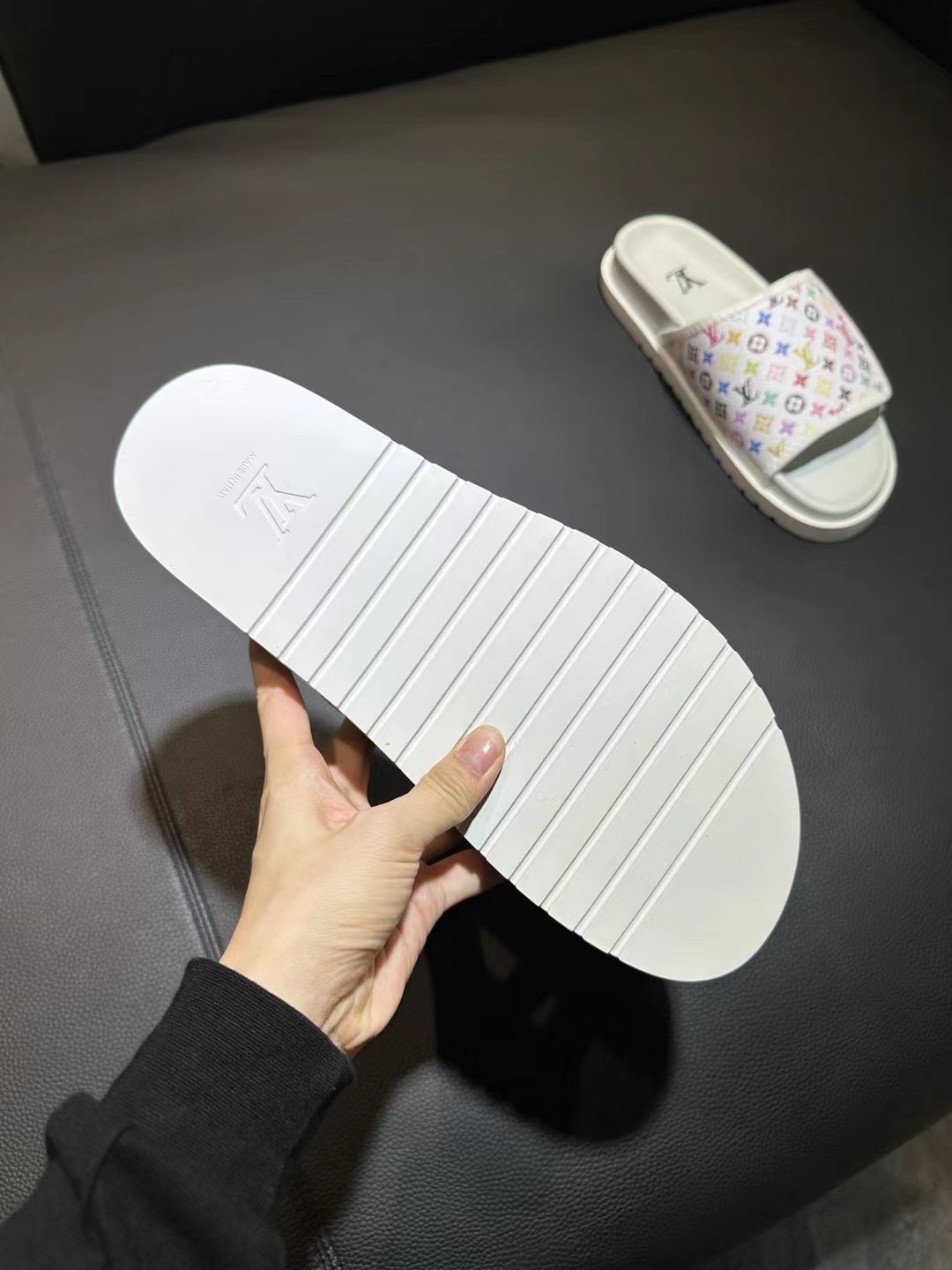 [flores viejas] 𝐋𝐨𝐮𝐢𝐬 𝐕𝐮𝐢𝐭 𝐭𝐨𝐧 Louis Vuitton Nuevas sandalias en relieve zapatillas Llen