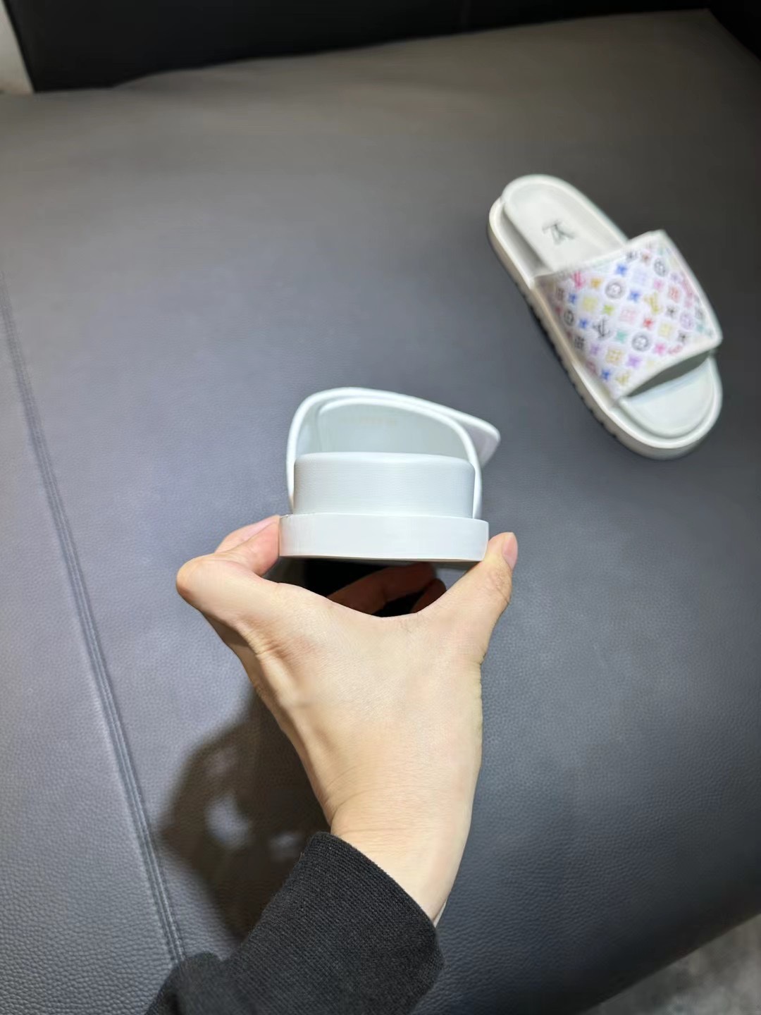 [flores viejas] 𝐋𝐨𝐮𝐢𝐬 𝐕𝐮𝐢𝐭 𝐭𝐨𝐧 Louis Vuitton Nuevas sandalias en relieve zapatillas Llen