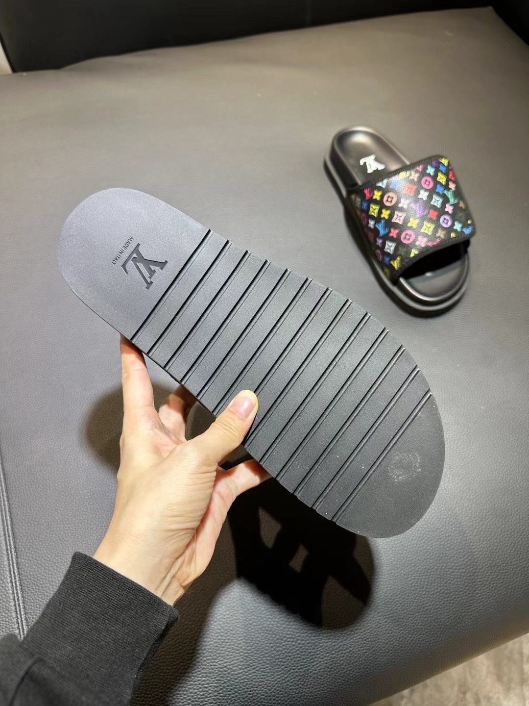 [flores viejas] 𝐋𝐨𝐮𝐢𝐬 𝐕𝐮𝐢𝐭 𝐭𝐨𝐧 Louis Vuitton Nuevas sandalias en relieve zapatillas Llen