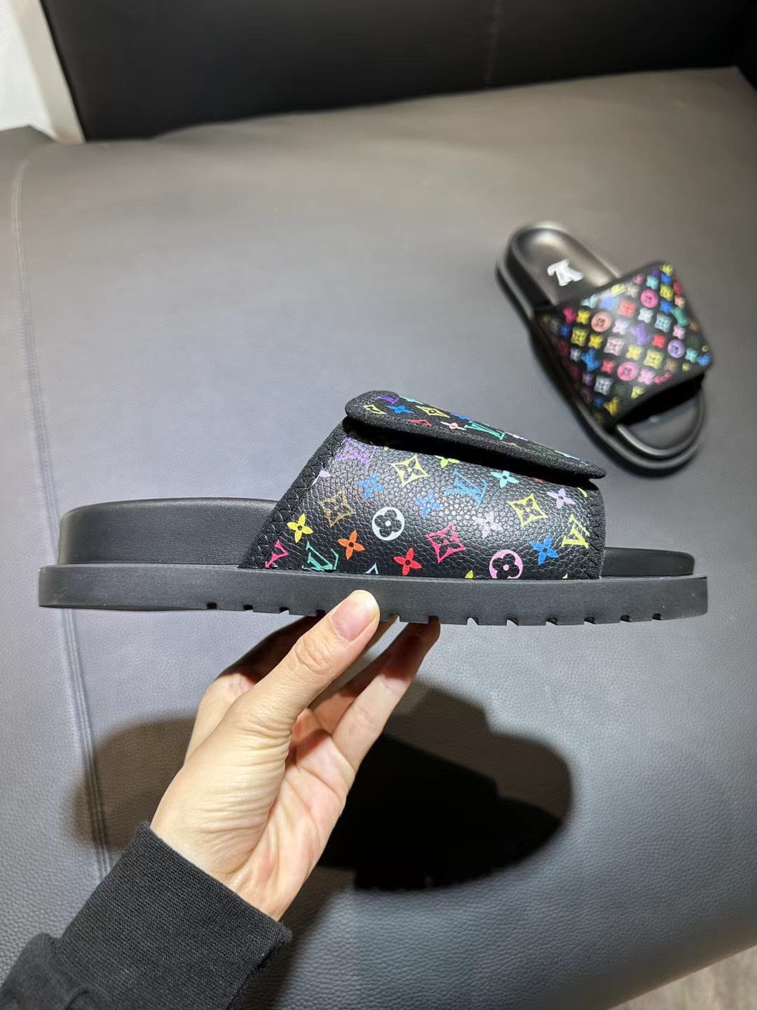 [flores viejas] 𝐋𝐨𝐮𝐢𝐬 𝐕𝐮𝐢𝐭 𝐭𝐨𝐧 Louis Vuitton Nuevas sandalias en relieve zapatillas Llen