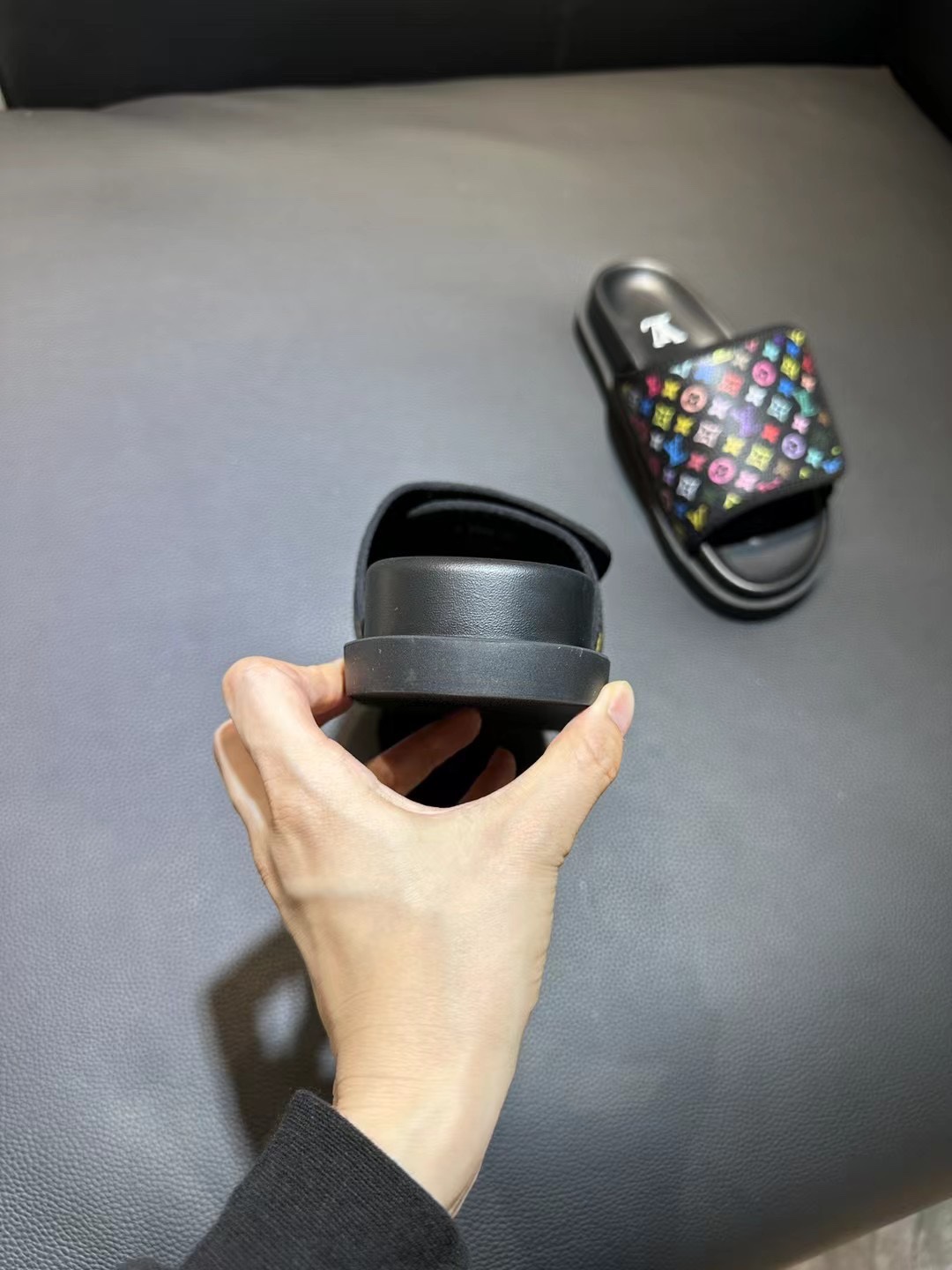 [flores viejas] 𝐋𝐨𝐮𝐢𝐬 𝐕𝐮𝐢𝐭 𝐭𝐨𝐧 Louis Vuitton Nuevas sandalias en relieve zapatillas Llen
