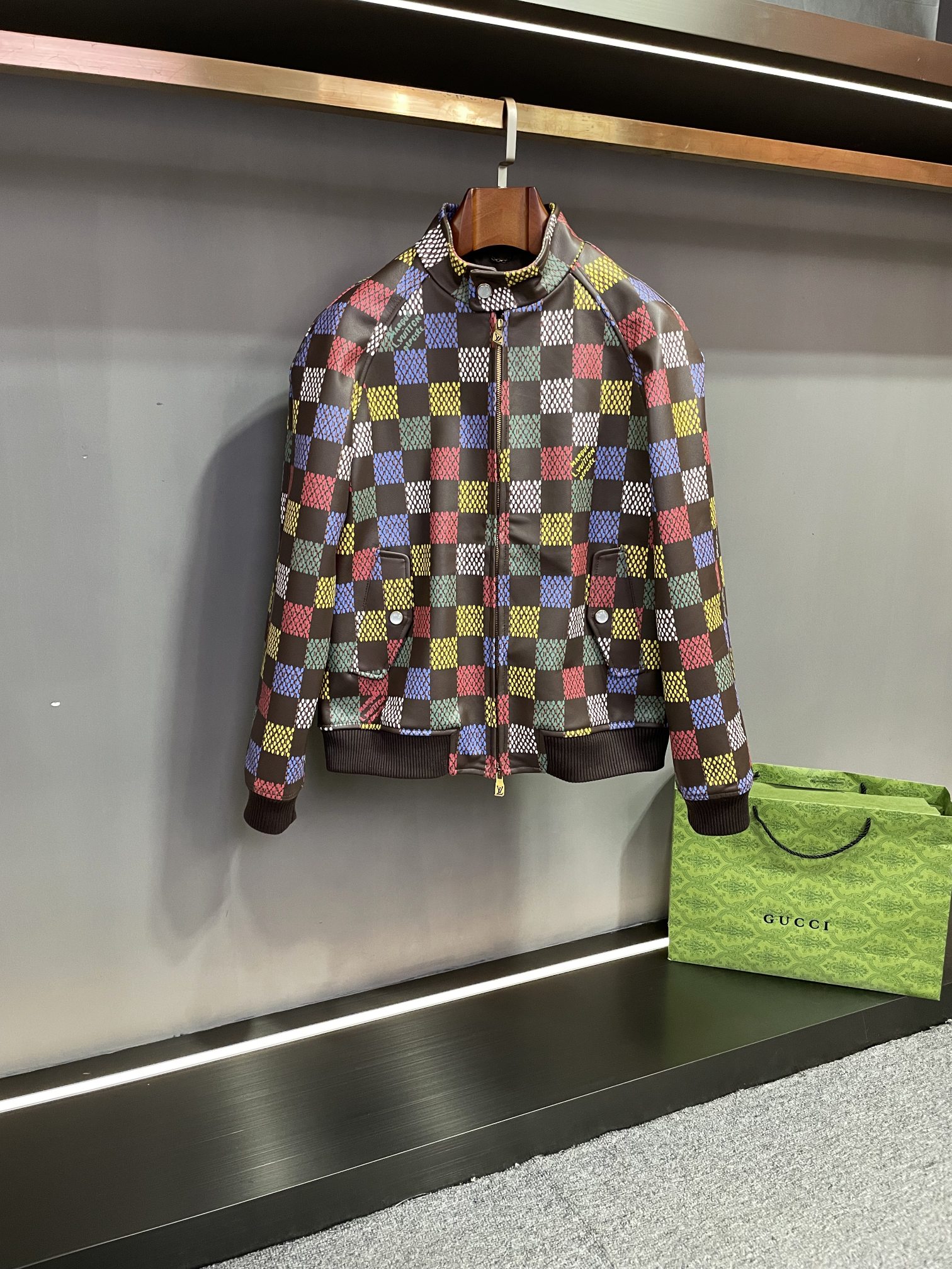 NO:509351,The new men's cowhide leather jacket of Louis Vuitton 25 Autumn and Winter 25, showing the kingly style. This leather jacket of Donkey is carefully crafted from the imported Spanish calf leather, with excellent material and excellent texture. The classic LV checkerboard printing has always been an iconic element in the fashion industry, and this new model has specially added colorful elements, injecting a new sense of vitality and fashion into the classic. The engraved pearl buttons are used as embellishments, and the details show the brand's exquisite craftsmanship and unique design. The double-slide design is both practical and fashionable, while the small turtleneck adds elegance and stability to the overall shape.  This leather jacket of LV is not only a piece of clothing, but also a perfect reflection of Louis Vuitton's brand inheritance and innovation. It perfectly integrates classic and modern fashion, showing the elegance, confidence and charm of men. Whether it is matched with formal business clothes or casual daily clothing, you can easily create a unique and fashionable look. Choosing Louis Vuitton 24 autumn and winter new men's cowhide leather jacket is to choose a high-quality lifestyle and fashion attitude. Let us appreciate the luxurious charm of Louis Vuitton and show our extraordinary taste. Number 48-56,,louis vuitton,louis vuitton,louis vuitton,leather jacket,cowhide,alexander wang19860909路易威登 LV 25年秋冬新款男士牛皮皮衣,尽显王者风范.  驴家这款皮衣采用西班牙进口头层小牛皮精心打造,材质上乘,质感卓越.LV 经典的棋盘格印花一直以来都是时尚界的标志性元素,而此次新款更是特别加入了炫彩元素,为经典注入了全新的活力与时尚感.  刻字珍珠纽扣作为点缀,细节之处彰显品牌的精湛工艺与独特设计.双拉头的设计既实用又增添了时尚感,小高领则为整体造型增添了一份优雅与稳重.  LV这款皮衣不仅是一件服装,更是路易威登品牌传承与创新的完美体现.它将经典与现代时尚完美融合,展现出男性的优雅、自信与魅力.无论是搭配正式的商务装还是休闲的日常服饰,都能轻松打造出独具品味的时尚造型.  选择路易威登 24 秋冬新款男士牛皮皮衣,就是选择一种高品质的生活方式和时尚态度.让我们一同领略路易威登的奢华魅力,展现自己的不凡品味. 码数48-56,,louis vuitton,louis vuitton,louis vuitton,louis vuitton,leather jacket,cowhide,alexander wang,Men's clothing