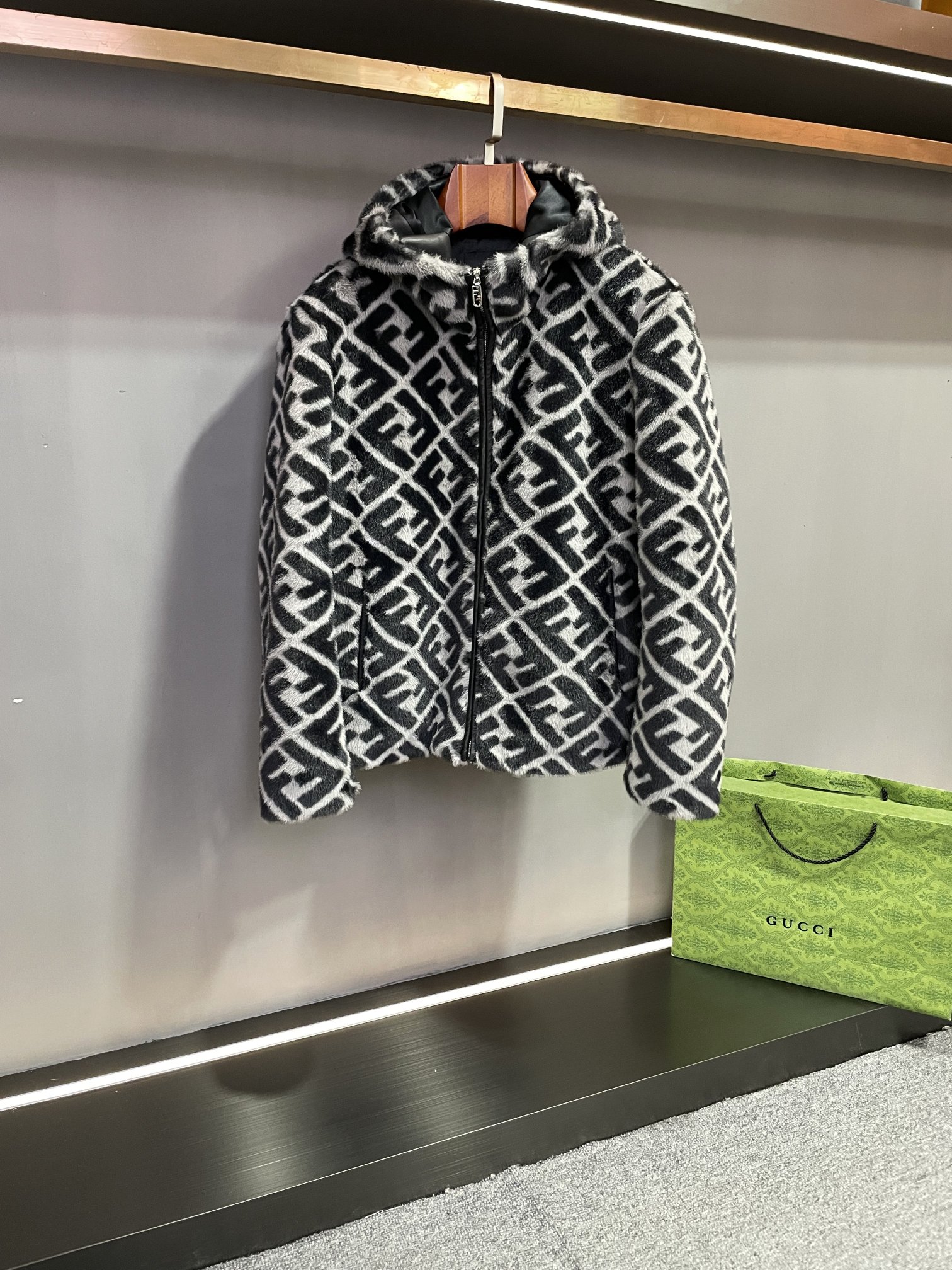 FENDI FENDI 24 Otoño/Invierno nueva chaqueta de hombre de piel de visón dorado. Esta chaqueta muestra lujo y estilo. Es…