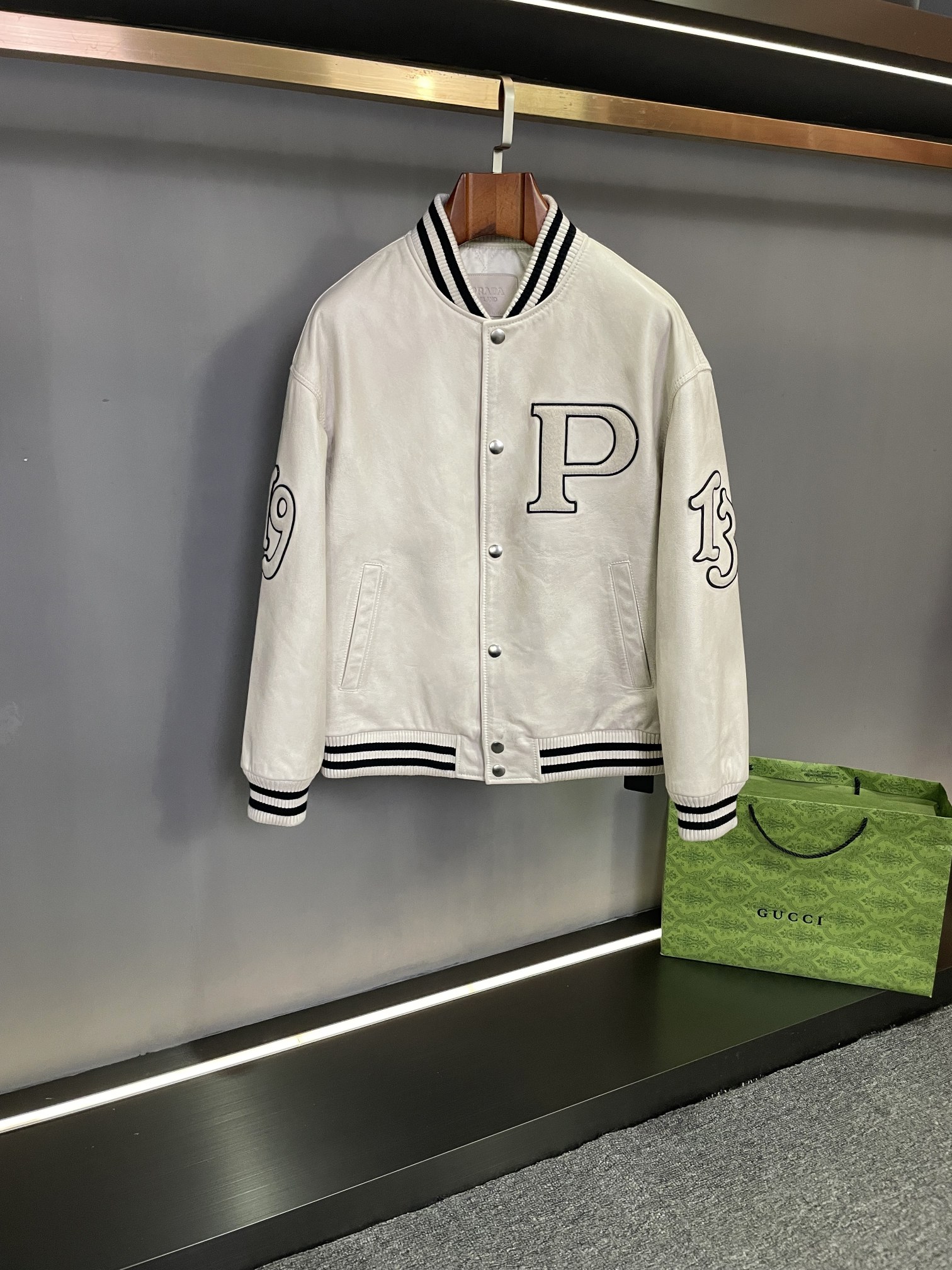 🎉 ¡Se lanzan sorprendentemente las nuevas chaquetas de piel de oveja para hombre de otoño e invierno de PRADA 2024! 🎉…