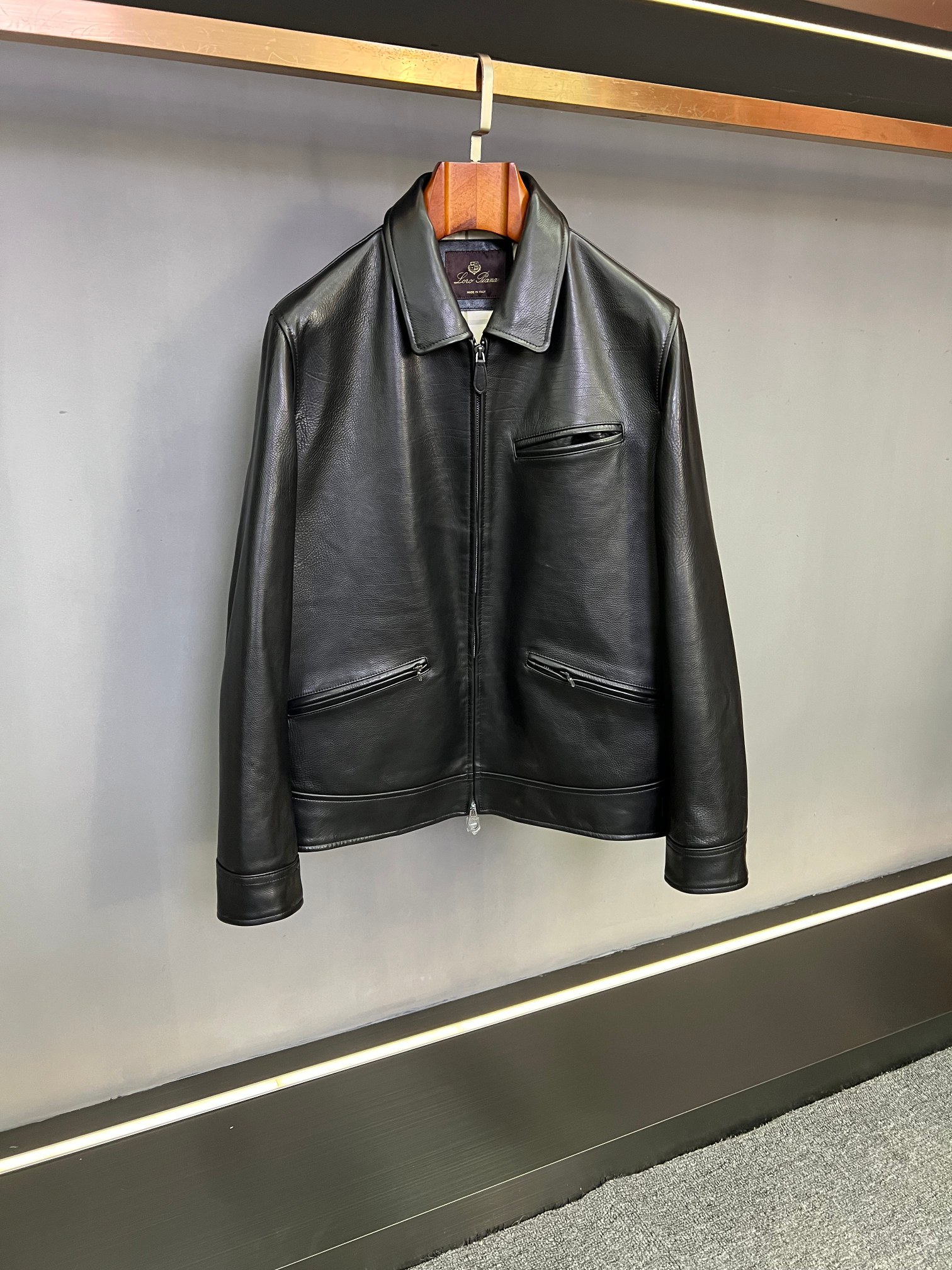 NO:509364,Loro Piana 2025 autumn and winter men's cowhide jacket classic and texture. When the calm atmosphere of autumn and winter is getting stronger, a jacket that combines style and practical wear is the choice for men's wardrobe. Loro Piana 2025 autumn and winter new men's cowhide jacket continues the low-key luxury of 'old money style' with a century of craftsmanship, presenting a classic work of time traveling for contemporary gentlemen.  The selection of Spanish head-layer black calfskin is the soul of this jacket. The head-layer leather retains the most primitive and delicate texture and natural elasticity of the leather. As time goes by, it will precipitate a unique warm luster. Each pattern is the mark of the master's time. The black tone is calm and atmospheric, not ostentatious but has its own aura. It can easily control business commuting and leisure occasions, showing its restrained style.  The details show the brand's persistence in quality. The inside adopts a classic plaid design, which hides ingenuity in the low-key, and reveals inadvertent exquisiteness in the folds; the neat lines on the chest not only continue the simplicity of retro aesthetics, but also takes into account practical functions. It also shows calmness when placing small objects. The overall cut fits the body without restraint, perfectly blends the comfort and elegance advocated by the 'old money style', without deliberate craftsmanship, from design to wearing experience, Loro Piana always interprets what is true luxury with the pursuit of the ultimate. The new men's cowhide jacket in autumn and winter is not only a jacket that resists the cold wind, but also a symbol of precipitation of taste - it belongs to you who knows how to appreciate the texture and cherishes the classics. Explore Loro Piana immediately  2025 autumn and winter series, let this cowhide jacket become the finishing touch of your autumn and winter style. Number 48-56, loro piano, jackets & coats, jackets & coats, cowhide, alexander wang19860909Loro Piana诺悠翩雅2025秋冬男士牛皮夹克经典与质感的淬炼之作  当秋冬的沉稳气息渐浓,一件兼具格调与实穿性的外套,是男士衣橱里的定番之选.Loro Piana诺悠翩雅2025秋冬新款男士牛皮夹克,以百年匠心续写“老钱风”的低调奢华,为当代绅士呈现穿越时光的经典之作.  甄选西班牙头层黑色小牛皮,是这件夹克的灵魂所在.头层皮料保留了皮革最原始的细腻肌理与自然弹性,随着时光推移,会沉淀出独特的温润光泽,每一处纹路都是独属于主人的岁月印记.黑色基调沉稳大气,不张扬却自带气场,轻松驾驭商务通勤与休闲场合,尽显内敛格调.  细节之处,更见品牌对品质的执着.内里采用经典格纹设计,于低调中暗藏巧思,翻折间流露不经意的精致；胸前一字袋线条利落,既延续了复古美学的简约感,又兼顾实用功能,随手放置小物亦显从容.整体剪裁贴合身形却不束缚,将“老钱风”所推崇的舒适与优雅完美融合,无需刻意雕琢,便自带松弛的贵气.  从材质到工艺,从设计到穿着体验,Loro Piana始终以对极致的追求,诠释着何为真正的奢华.2025秋冬新款男士牛皮夹克,不仅是一件抵御寒风的外套,更是沉淀品味的象征——它属于懂得欣赏质感,更珍视经典的你.  即刻探索Loro Piana 2025秋冬系列,让这件牛皮夹克,成为你秋冬造型的点睛之笔. 码数48-56,,loro piana,jackets & coats,jackets & coats,cowhide,alexander wang,Men's clothing