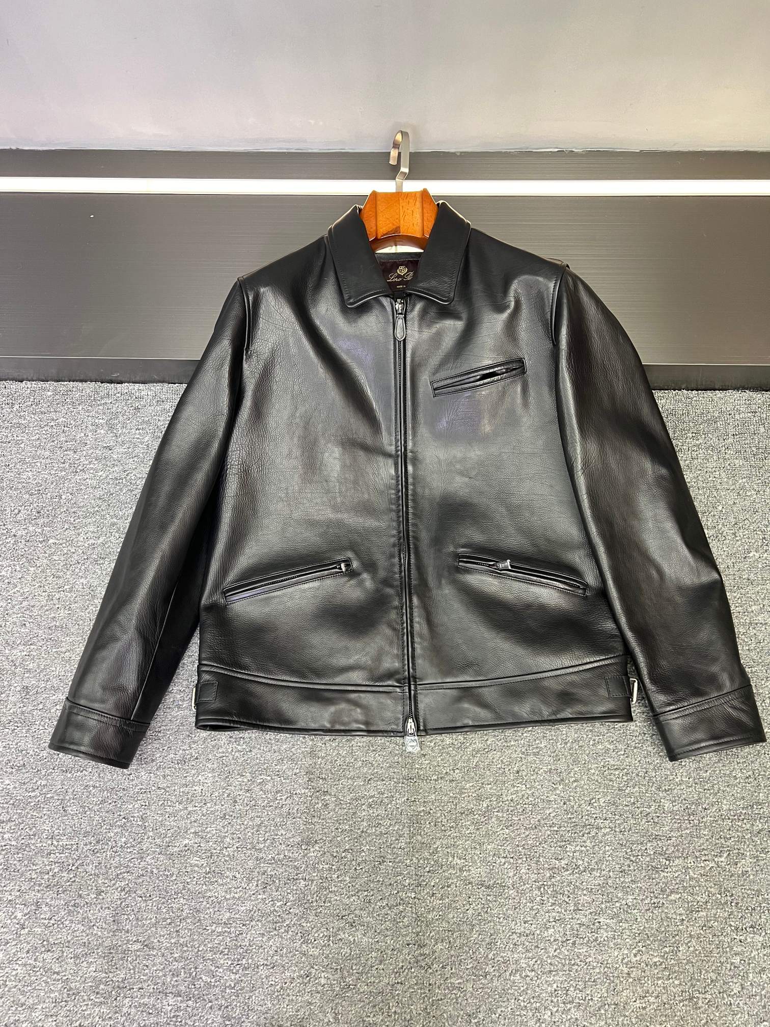 NO:509365,When the classic old Qian style meets modern craftsmanship, Loro Piana 2025 autumn and winter men's cowhide jacket hides a sense of high quality. Selected Spanish top black calfskin, the delicate texture is wrapped in the warmth of the years. The moment the fingertips pass by is the texture of the conversation between leather and time, and it tastes more and more. Just like the old-school gentleman's wardrobe, the treasure that has been worn for ten years but has been out of date. The plaid contains little thoughts, low-key contrasting colors are not ostentatious, and the moment you open the collar is a detail that only those who understand will smile knowingly. The bag on the chest is neat and concise, without any extra embellishment, but the 'restrained exquisiteness' is engraved into your bones - just like the real old Qian style, you never use the logo to speak, the texture will express your opinion for you.  Whether it is to go to a autumn dinner with wool trousers or stroll on the street with jeans, it can balance formality and slackness just right. Wearing a jacket is a effortless decent, a life attitude that is calm after time. This autumn and winter makes it the 'evergreen' in your closet, accompanying you through countless daily life worthy of being taken seriously. Number 48-56, loro piana, jeans, jackets & coats, cowhide, alexander wang19860909当经典老钱风遇上现代工艺,Loro Piana 2025秋冬男士牛皮夹克,藏着不动声色的高级感.  精选西班牙头层黑色小牛皮,细腻肌理里裹着岁月沉淀的温润.指尖划过的瞬间,是皮革与时光对话的质感,越穿越有味道,就像老派绅士的衣橱里,那件穿了十年仍不过时的珍藏.  格纹内里藏着小心思,低调撞色不张扬,翻开衣襟的刹那,是只有懂的人才会会心一笑的细节.胸前一字袋利落简洁,没有多余缀饰,却把“克制的精致”刻进骨子里——就像真正的老钱风格,从不用logo说话,质感自会替你表态.  无论是搭配羊毛西裤赴一场秋日晚宴,还是配牛仔裤漫步街头,它都能恰到好处地平衡正式与松弛.穿的是夹克,更是一种不费力的体面,一种历经时光依然从容的生活态度.  这个秋冬,让它成为你衣橱里的“常青款”,陪你走过无数个值得被认真对待的日常. 码数48-56,,loro piana,jeans,jackets & coats,cowhide,alexander wang,Men's clothing