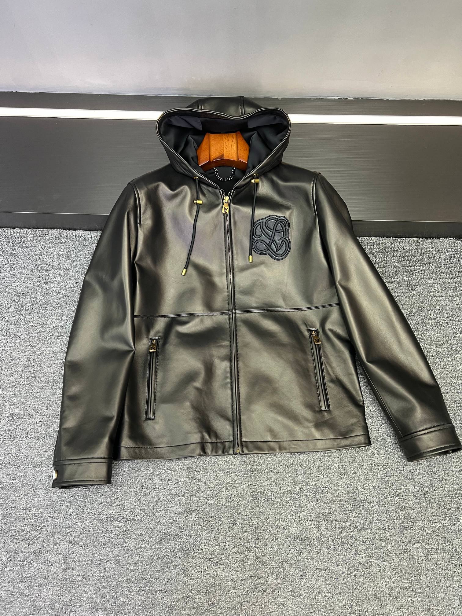 NO:814390,In the early spring of 2026, this Louis Vuitton sheepskin jacket directly fills the atmosphere. LV's new sheepskin jacket for 2026 is like a gentle armor tailor-made for the season, with just the right balance between texture and practicality.  It is made of carefully selected sheepskin imported from Australia. It feels soft to the core and is comfortable to wear. You can feel the warm and moist luster of the leather when you move around. There is an indescribable luxury hidden in the low-key. The black is calm and neat, while the white is clear and eye-catching. The two colors have their own charm, but they can be easily integrated into different styles of outfits.  The hooded version is an thoughtful design for autumn and winter. It can keep out the wind and keep you warm, and it also has a casual and relaxed aura. It looks stylish without having to worry about matching it. The brand LOGO on the left sleeve is presented with exquisite embroidery technology. The stitching is so fine that it seems to be hiding little thoughts. It is not eye-catching but is recognizable enough. It is a sense of detail that only those who know how to do it will understand.  Whether you wear it for your daily commute to catch the early morning shift, or go shopping with friends on the weekends, you can wear it effortlessly fashionable. This autumn and winter, use a warm sheepskin jacket to live your life the way you want. Size M-3XL,, louis vuitton, louis vuitton, jackets & coats, sheepskin, hats, Top Customize1198609092026早春这件路易威登羊皮外套,氛围感直接拉满  LV 26年新款羊皮外套,像是为季节量身定做的温柔铠甲,把质感与实穿性平衡得刚刚好.  精选澳洲进口羊皮打造,触感是那种细腻到心坎里的软,贴身穿也毫无负担,走动间能感受到皮革自带的温润光泽,低调中藏着说不尽的高级.黑色沉稳利落,白色清透亮眼,两个颜色各有韵味,却都能轻松融入不同风格的穿搭.  连帽版型是秋冬的贴心设计,既能挡风保暖,又自带几分随性松弛的气场,不用费心搭配就很有范儿.左袖的品牌LOGO用精致绣花工艺呈现,针脚细密得像藏着小心思,不抢眼却足够有辨识度,是懂行人才懂的细节感.  无论是日常通勤裹着它赶早班,还是周末和朋友逛街压马路,都能穿出毫不费力的时髦感.这个秋冬,用一件有温度的羊皮外套,把日子过成想要的样子吧.  码数M-3XL,,louis vuitton,louis vuitton,jackets & coats,sheepskin,hats,Top Customize1,Men's clothing