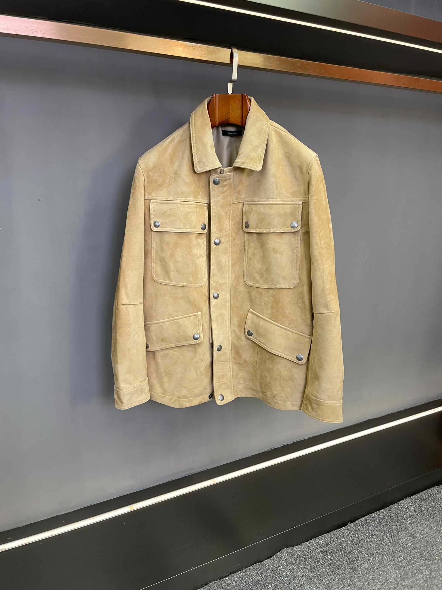 NO:674848,TOM FORD Tom Ford's new 2025 autumn and winter men's suede sheepskin jacket is an excellent fusion of classics and functionality. Tom Ford's 2025 autumn and winter series presents another masterpiece, launching men's suede sheepskin jacket, which redefines the elegance and functionality of autumn and winter wear with exquisite craftsmanship and practical design.  This jacket is handcrafted from high-quality Australian suede sheepskin. The leather is fine and flexible, with the warm texture of suede and the crisp silhouette of leather. It can show a unique retro luster over time. There are two color options: classic black and versatile khaki. Black is calm and restrained, suitable for business and leisure scenarios; khaki is warm and soft, easily echoing the natural tones of autumn and winter, and meeting different style preferences.  The version adopts a mid-length hunting suit design with neat and smooth lines. It not only retains the retro charm of hunting suits, but also ensures freedom of movement through moderate looseness, and is well tolerant to all types of body shapes. The iconic four-pocket design on the chest is not only visual  As a visual finishing touch, partitioned storage is used to improve practicality, making it easy to place personal belongings. In details, the double-pull zipper and windproof placket effectively block the intrusion of cold wind, taking into account both warmth retention and ease of putting on and taking off, making travel in autumn and winter more secure.  From urban commuting to outdoor exploration, this suede sheepskin jacket balances fashion and functionality with Tom Ford's consistent exquisite aesthetics, becoming an iconic item in the autumn and winter wardrobe that combines style and practical value. Size 48-56,,tom ford,jackets & coats,sheepskin,Top Customize119860909TOM FORD 汤姆福特2025年秋冬新款男士反绒羊皮外套经典与功能性的卓越融合  汤姆福特2025年秋冬系列再献佳作,推出男士反绒羊皮外套,以精湛工艺与实用设计,重新定义秋冬穿搭的优雅与功能性.  该款外套甄选澳洲优质反绒羊皮匠心打造,皮质细腻柔韧,兼具绒面的温润质感与皮革的挺括廓形,随时间推移更能呈现独特的复古光泽.配色上提供经典黑色与百搭卡其色两选,黑色沉稳内敛,适配商务与休闲多场景；卡其色温暖柔和,轻松呼应秋冬自然色调,满足不同风格偏好.  版型采用中长猎装设计,线条利落流畅,既保留了猎装的复古韵味,又通过适度的宽松度确保活动自如,对各类身形均有良好包容度.胸前标志性的四口袋设计,不仅是视觉上的点睛之笔,更以分区收纳提升实用性,便于放置随身物件.细节处,双拉头拉链搭配防风门襟,有效阻隔寒风侵入,兼顾保暖性与穿脱便捷性,让秋冬出行更添安心.  从都市通勤到户外探索,这款反绒羊皮外套以汤姆福特一贯的精致美学,平衡了时尚感与功能性,成为秋冬衣橱中兼具格调与实穿价值的标志性单品.  码数48-56,,tom ford,jackets & coats,sheepskin,Top Customize1,Men's clothing