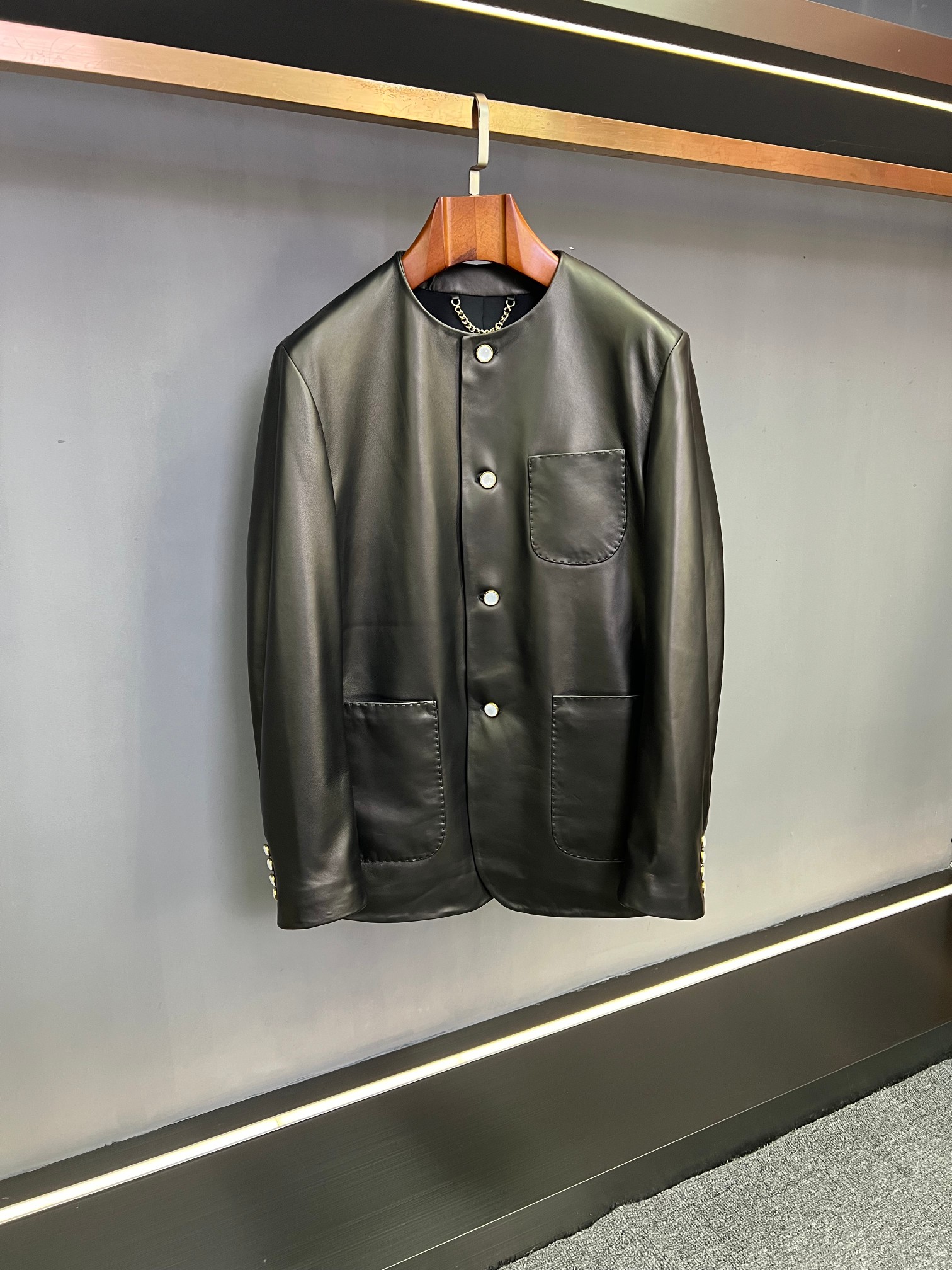 NO:675653,LV Louis Vuitton's new men's sheepskin jacket for autumn and winter 2025 is simple and elegant, with outstanding texture. Louis Vuitton presents the new men's sheepskin jacket for autumn and winter 2025, interpreting the low-key luxury of contemporary gentlemen with exquisite craftsmanship.  This jacket is made of black sheepskin imported from New Zealand. The leather is fine and flexible, with a crisp silhouette and a comfortable touch. It will become more moist and lustrous over time. It adopts an innovative collarless design with clean and smooth lines, breaking the stereotype of traditional jackets. It not only retains the sense of decency for business occasions, but also incorporates a casual and casual modern atmosphere, easily adapting to the needs of multiple scenes.  Details include the ingenuity of the garment, which is equipped with pearl-engraved buttons. The full and lustrous texture subtly echoes the low-key black sheepskin. The classic engraving on the buttons is not only a subtle expression of the brand logo, but also a silent proof of quality craftsmanship. The overall tailoring follows ergonomics, and the three-dimensional version fits the body shape, without restricting movement, and can outline neat shoulders and waist lines, showing a man's upright posture.  Louis Vuitton's new 2025 autumn and winter men's sheepskin jackets feature simple design with excellent materials and craftsmanship, injecting a classic with practicality and collectible value into contemporary men's wardrobe. It is an elegant interpretation of taste and identity. Size 48-56,,louis vuitton,louis vuitton,jackets & coats,sheepskin,Top Customize119860909LV 路易威登2025年秋冬新款男士羊皮夹克简雅之姿,卓然质感  路易威登呈献2025年秋冬新款男士羊皮夹克,以精湛工艺诠释当代绅士的低调奢华.  此款夹克甄选新西兰进口黑色羊皮打造,皮质细腻柔韧,兼具挺括廓形与舒适触感,随时间沉淀更显温润光泽.创新采用无领设计,线条利落流畅,打破传统夹克的刻板印象,既保留商务场合的得体感,又融入休闲随性的现代气息,轻松适配多场景穿搭需求.  细节之处更见匠心衣身配备珍珠刻字纽扣,饱满莹润的质感与低调的黑色羊皮形成巧妙呼应,纽扣上的经典刻字既是品牌标识的含蓄表达,亦是品质工艺的无声佐证.整体剪裁遵循人体工学,立体版型贴合身形,既不束缚活动,又能勾勒出利落的肩部与腰部线条,尽显男士挺拔身姿.  路易威登2025年秋冬新款男士羊皮夹克,以简约设计承载卓越材质与工艺,为当代男士的衣橱注入兼具实用性与收藏价值的经典之作,是品味与身份的优雅诠释. 码数 48-56,,louis vuitton,louis vuitton,jackets & coats,sheepskin,Top Customize1,Men's clothing