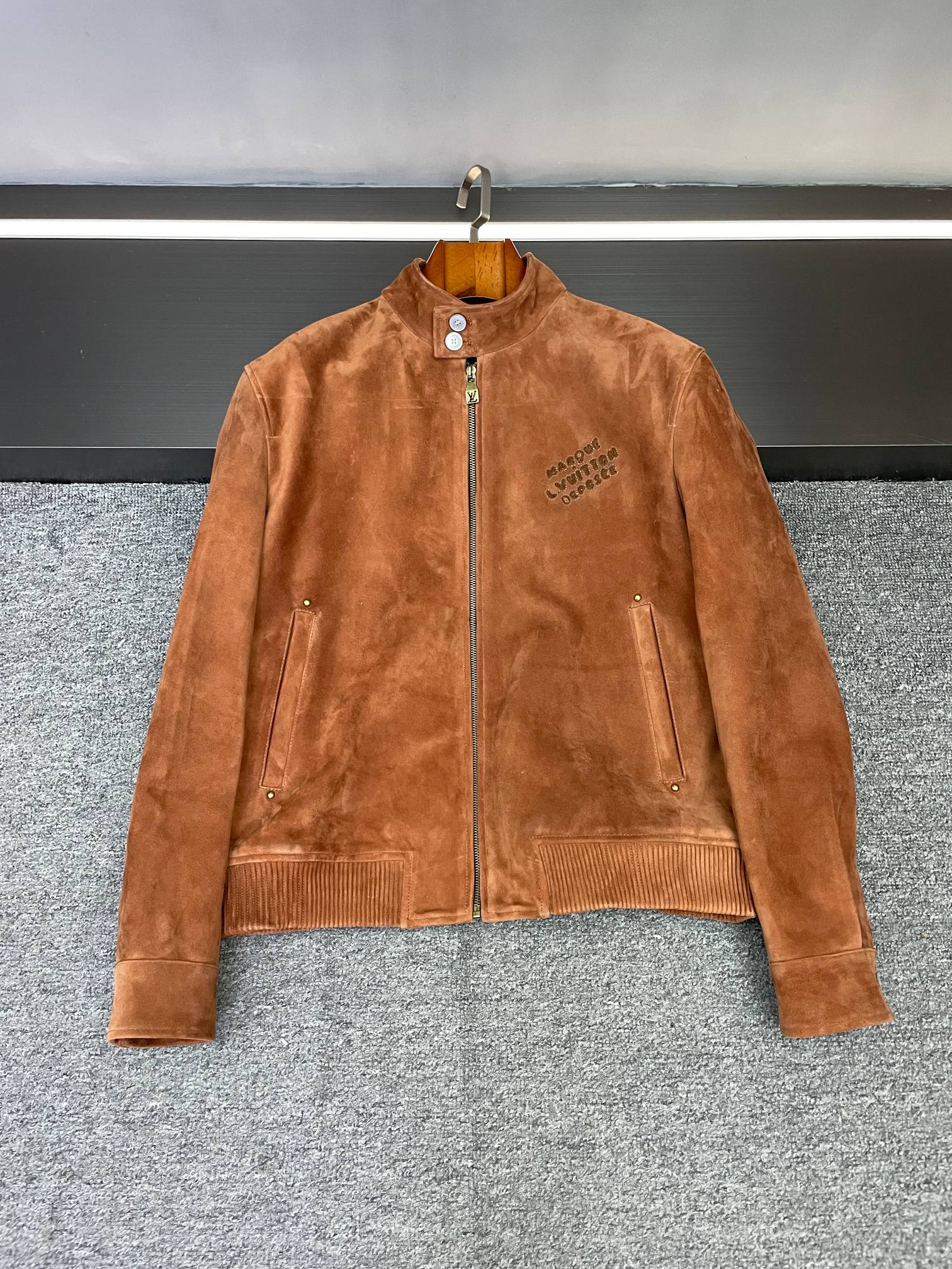 NO:814412,LV suede sheepskin jacket more details,,louis vuitton,jackets & coats,sheepskin,Top Customize119860909LV反绒羊皮外套 更多细节,,louis vuitton,jackets & coats,sheepskin,Top Customize1,Men's clothing