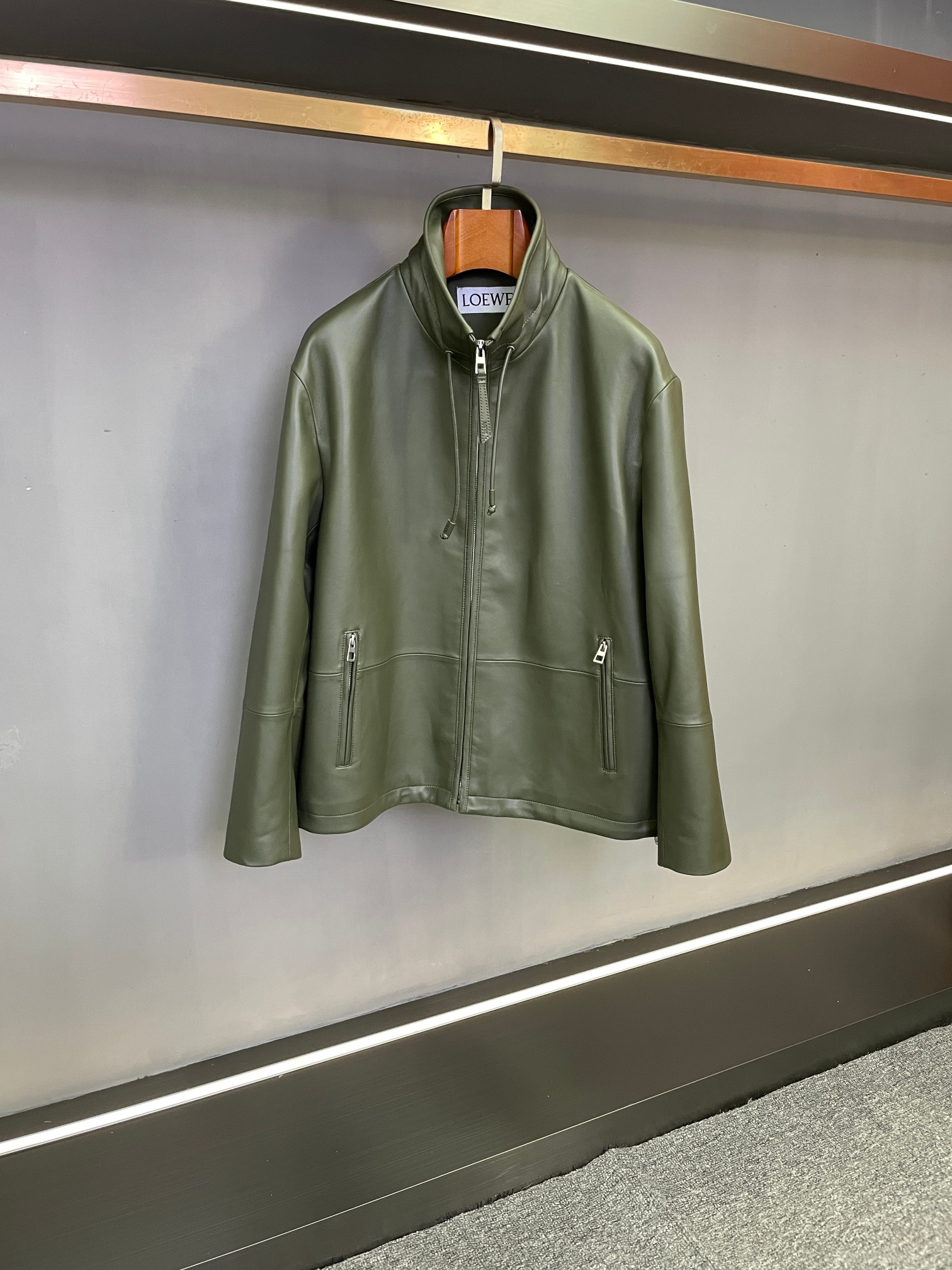 NO:526897,LoewE's new men's sheepskin leather jacket for 2025 in autumn and winter, interprets the elegance and style of contemporary men with exquisite craftsmanship and cutting-edge design. LOWEW's jacket is selected from high-quality sheepskin imported from Australia. The leather is delicate and flexible, and has good warmth and comfortable touch, demonstrating the brand's ultimate pursuit of material in details. The color matching provides two choices of classic black and calm green. Black is versatile and atmospheric, suitable for wearing on multiple occasions; green injects a unique style, adding a bright color to the autumn and winter style and meeting the aesthetic preferences of different men. In terms of design, the high-neck style is adopted, which not only fits the neck lines, brings warm care, but also highlights the neat and capable temperament. At the same time, the hem and neckline are equipped with elastic adjustment designs, which can be flexibly adjusted according to the needs of wear, taking into account both beauty and practicality, making the dressing experience more suitable for personal figure.  Whether it is daily commuting or business and leisure, this sheepskin jacket can be easily controlled and has become an iconic item in the autumn and winter wardrobe that combines texture and style. With a century of craftsmanship, Luo Yiwei cleverly integrates practical functions and fashion aesthetics to present modern men with a combination of warmth and attitude. Number 48-56, loewe, loewe, jackets & coats,leather jacket, sheepskin, alexander wang19860909罗意威 LOEWE 2025年秋冬新款男士羊皮皮衣,以精湛工艺与前沿设计,诠释当代男士的优雅与格调.  LOWEW这款夹克甄选澳洲进口优质羊皮,皮质细腻柔韧,兼具良好的保暖性与舒适触感,于细节处彰显品牌对材质的极致追求.配色上提供经典黑色与沉稳绿色两色选择,黑色百搭大气,适配多种场合穿搭；绿色则注入独特风格,为秋冬造型增添一抹亮眼色彩,满足不同男士的审美偏好.  设计上,采用高领款式,既贴合颈部线条,带来温暖呵护,又凸显利落干练的气质.同时,下摆与领口均配备松紧调节设计,可根据穿着需求灵活调整,兼顾美观与实用性,让穿着体验更贴合个人身形.  无论是日常通勤还是商务休闲场合,这款羊皮夹克都能轻松驾驭,成为秋冬衣橱中兼具质感与风格的标志性单品.罗意威以百年匠心,将实用功能与时尚美学巧妙融合,为现代男士呈现兼具温度与态度的穿搭选择. 码数48-56,,loewe,loewe,jackets & coats,leather jacket,sheepskin,alexander wang,Men's clothing