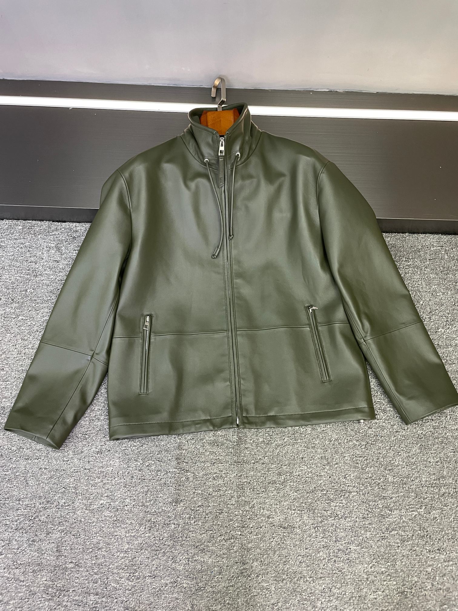 NO:526900,The texture is full. Luo Yiwei's men's sheepskin jacket is coming. Whose wardrobe is missing a leather jacket with super texture?  Luo Yiwei 25A autumn and winter new men's sheepskin jacket must have a name!   Selected imported Australian sheepskin, delicate and soft, full of touch. Black is classic and versatile, mysterious and low-key, and can be easily grasped whether it is a daily street or a formal occasion; green is bold and eye-catching, and the upper body instantly turns into the street focus, demonstrating a unique taste and fashion attitude. The high-neck design is warm and fashionable, adding a sense of layering to the overall shape and wrapping the neck just right. The elasticity and tightness of the hem and neckline can be adjusted at will, and the cold wind can be seamlessly used to fit various looks to create your own comfort and style. This jacket perfectly combines quality and design, and is a must-have item for autumn and winter that you cannot miss if you are pursuing fashion. It is not a loss to buy it, let it accompany you to spend the winter with your handsomeness!   Count 48-56.,loewe,jackets & coats,sheepskin,alexander wang19860909质感拉满 罗意威2025秋冬男士羊皮夹克来袭  谁的衣柜还缺一件质感超绝的皮夹克？罗意威25A秋冬新款男士羊皮夹克必须拥有姓名！  精选澳洲进口羊皮,细腻柔软,触感满分.黑色经典百搭,神秘又低调,无论是日常出街还是正式场合都能轻松拿捏；绿色大胆吸睛,上身瞬间变身街头焦点,彰显独特品味与时尚态度.  高领设计保暖又时髦,为整体造型增添层次感,给颈部恰到好处的温暖包裹 .下摆和领口的松紧可调节,根据不同穿搭需求和天气随意调整,冷风无缝可入,适配各种look,打造专属于你的舒适与风格.  这件夹克把品质与设计完美融合,是追求时尚的你不可错过的秋冬必备单品.入手不亏,让它陪你帅气过冬吧！  码数48-56.,,loewe,jackets & coats,sheepskin,alexander wang,Men's clothing