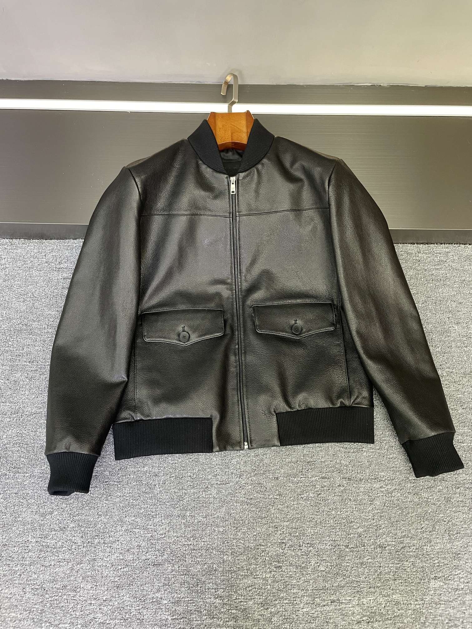 NO:674852,Finally I found the 'clip' of my dreams!   Who knows, my family, I wanted to find a handsome and practical men's jacket this autumn and winter. I looked at countless styles until I came across Prada's new cowhide jacket for autumn and winter 2025, and I was immediately attracted by it!   It is made of Spanish first-layer black calfskin, with a pebbled texture that feels great to the touch. It is easy to care for daily and is wear-resistant and durable. There is no need to worry about it being easily 'injured'. The simple baseball collar design is casual without losing the sense of loss. Put it on and your aura will instantly increase. Whether you are gathering with brothers or commuting in the workplace, it is perfectly suitable.  What I like most is its multifunctional side insert pocket with flap. Not only can it hold small items such as mobile phones and wallets, the flap design also adds a sense of refinement. It is very convenient to put and take things. It is practical and full of practicality. The details show the brand’s intentions. When you go out with this jacket, you will turn heads very quickly and feel like you are walking with wind. If you are also looking for a treasure jacket for autumn and winter, really close your eyes and rush for this one. Believe me, you will not be able to put it down!   Size 48-56,,prada,wallets,jackets & coats,cowhide,Top Customize119860909终于让我找到梦中情“夹”！  家人们谁懂啊,今年秋冬就想找一件既帅又实用的男士夹克,看了无数款,直到遇见普拉达2025秋冬新款牛皮夹克,直接被拿捏！  它精选西班牙头层黑色小牛皮,荔枝纹质感满满,摸起来超有手感,日常打理也省心,耐磨又耐造,完全不用担心它会轻易“受伤”.简约棒球领设计,休闲又不失利落感,穿上它,瞬间气场提升,不管是和兄弟聚会还是职场通勤,都适配度拉满.  我最喜欢的还是它的多功能侧插加揭盖口袋,不仅能装下手机、钱包这些小物件,揭盖的设计还多了一份精致感,放东西、拿东西都很方便,实用性直接拉满,而且细节之处尽显品牌的用心.  穿上这件夹克出门,回头率超高,感觉自己走路都带风.如果你们也在寻觅一件秋冬的宝藏夹克,真的闭眼冲这件,相信我,你一定会爱不释手！  码数48-56,,prada,wallets,jackets & coats,cowhide,Top Customize1,Men's clothing