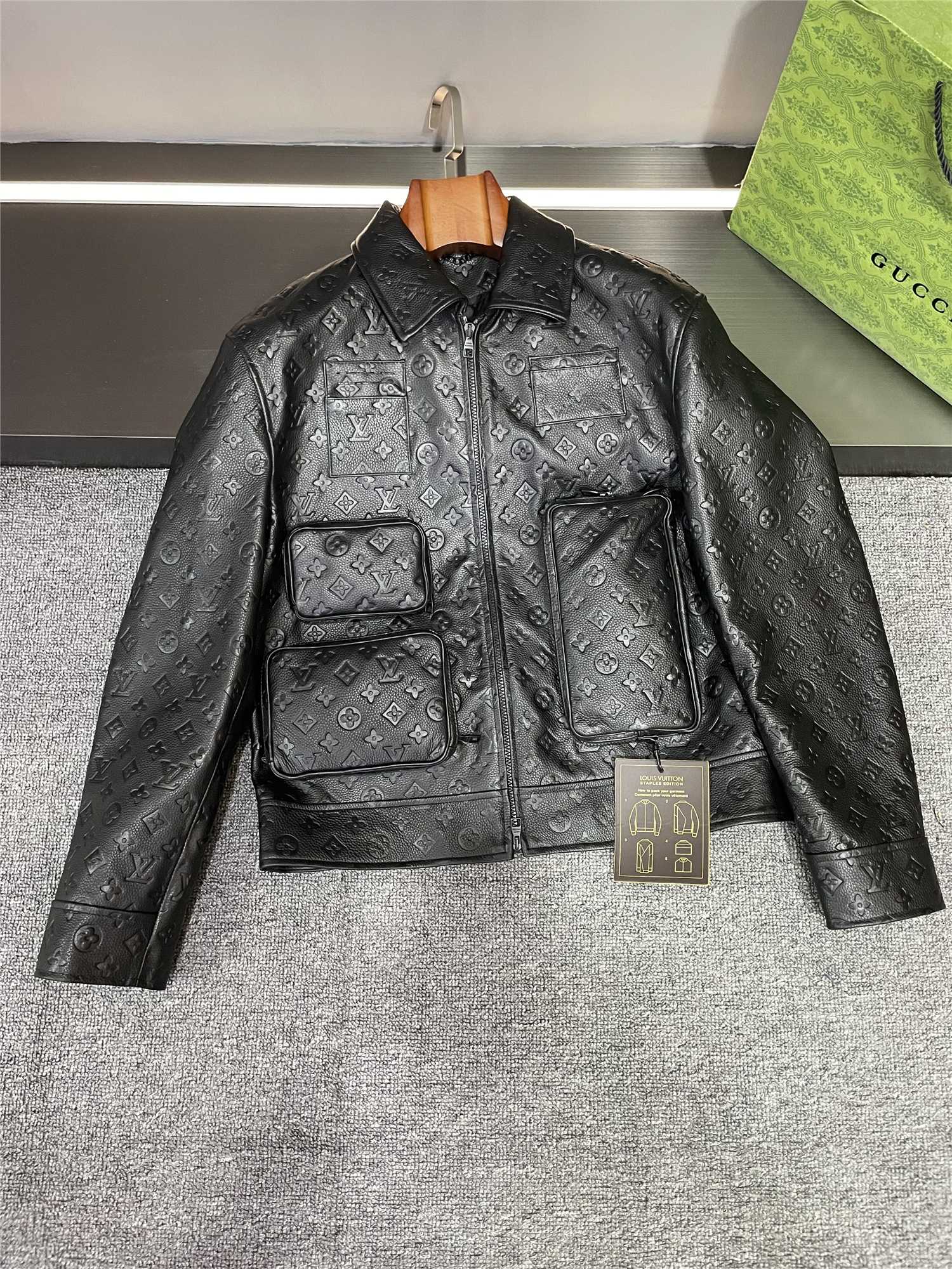 NO:526898,Louis Vuitton LV 2025 Autumn and Winter Men's Cowhide Embossed Leather Jacket. This leather jacket from Donkeys uses the top layer of calfskin imported from Spain, and the texture is simply amazing!   The iconic embossed LV is full of LV, exquisite and exquisite, showing the luxury and elegance of the brand to the fullest. Look at this front, it is inlaid with three bag-style pockets of different sizes, which are very creative and very practical. The back is not to be outdone, and it is inlaid with a large bag-style pocket, which is so stylish!   The LV nameplate hanging at the hem of the front shows noble identity, and the details show the charm of the big brand. There is also the LV jacquard lining inside, which is so exquisite that it makes people scream. I have to say that the men's leather jackets of LV this season really put the details to the extreme, and each part is worth savoring. Number 46-54,,louis vuitton,louis vuitton,louis vuitton,louis vuitton,leather jacket,cowhide,alexander wang19860909路易威登 LV 2025 秋冬男士牛皮压花皮衣的平铺细节图.  驴家这款皮衣选用的可是西班牙进口头层小牛皮,那质感,简直绝了！  满身 LV 标志性的五花压花,精美绝伦,将品牌的奢华与优雅展现得淋漓尽致  再瞧瞧这前幅,镶嵌了三个大小不一的包包式口袋,创意十足又非常实用.  后背也不甘示弱,镶嵌着一个大号包包口袋,太有范儿啦！  前幅下摆处吊挂的 LV 铭牌,彰显尊贵身份,细节之处尽显大牌魅力.  还有内里的 LV 五花提花里布,精致到让人尖叫.  不得不说,LV这一季的男士皮衣,真的是把细节做到了极致,每一处都值得细细品味.  码数46-54,,louis vuitton,louis vuitton,louis vuitton,louis vuitton,leather jacket,cowhide,alexander wang,Men's clothing