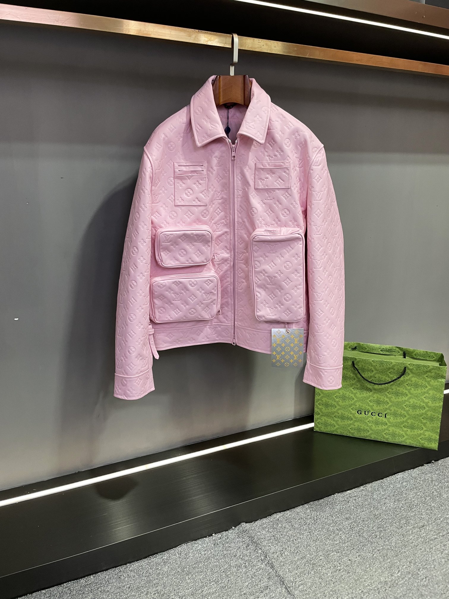 NO:526901,Louis Vuitton LV 2025 new cowhide embossed men's leather jacket - shocking!  On the fashion stage, LV has always led the trend and brought unique and charming works to men. This season, Louis Vuitton 2025 autumn and winter men's cowhide embossed leather jackets are gloriously launched. This leather jacket is selected from the Spanish imported calfskin, and its excellent quality demonstrates the brand's strict requirements on materials. The iconic embossed LV on the body is like artistic brushstrokes, outlining the perfect fusion of luxury and classics. The front is carefully inlaid with three bag-style pockets of different sizes. The unique design not only adds practicality, but also shows a unique fashion taste. A large bag pocket inlaid on the back further enhances the overall functionality. At the hem of the front, the hanging LV nameplate shines brightly and becomes a symbol of identity and quality. The LV inside  The five-flower jacquard lining exudes delicateness and exquisiteness from the inside out. LV 25 autumn and winter men's cowhide embossed leather jacket is undoubtedly a model of fashion and quality, waiting for your taste and collection. Number 46-54.,,louis vuitton,louis vuitton,louis vuitton,louis vuitton,jackets & coats,leather jacket,cowhide,alexander wang19860909路易威登 LV 2025新款牛皮压花男士皮衣外套--震撼来袭！ 在时尚的舞台上,LV始终引领潮流,为男士们带来独具魅力的佳作.今季,路易威登 2025 秋冬男士牛皮压花皮衣荣耀登场.  驴家这款皮衣精选西班牙进口头层小牛皮,其卓越的品质彰显着品牌对材质的严苛要求.满身的 LV 标志性五花压花,宛如艺术的笔触,勾勒出奢华与经典的完美融合.  前幅精心镶嵌三个大小不一的包包式口袋,独具匠心的设计,不仅增添了实用性,更展现出别具一格的时尚品味.而后背镶嵌的一个大号包包口袋,进一步提升了整体的功能性.  在前幅下摆处,吊挂的 LV 铭牌熠熠生辉,成为身份与品质的象征.内里的 LV 五花提花里布,从内而外散发出细腻与精致.  LV 25 秋冬男士牛皮压花皮衣,无疑是时尚与品质的典范之作,静待您的品鉴与珍藏. 码数46-54.,,louis vuitton,louis vuitton,louis vuitton,louis vuitton,jackets & coats,leather jacket,cowhide,alexander wang,Men's clothing