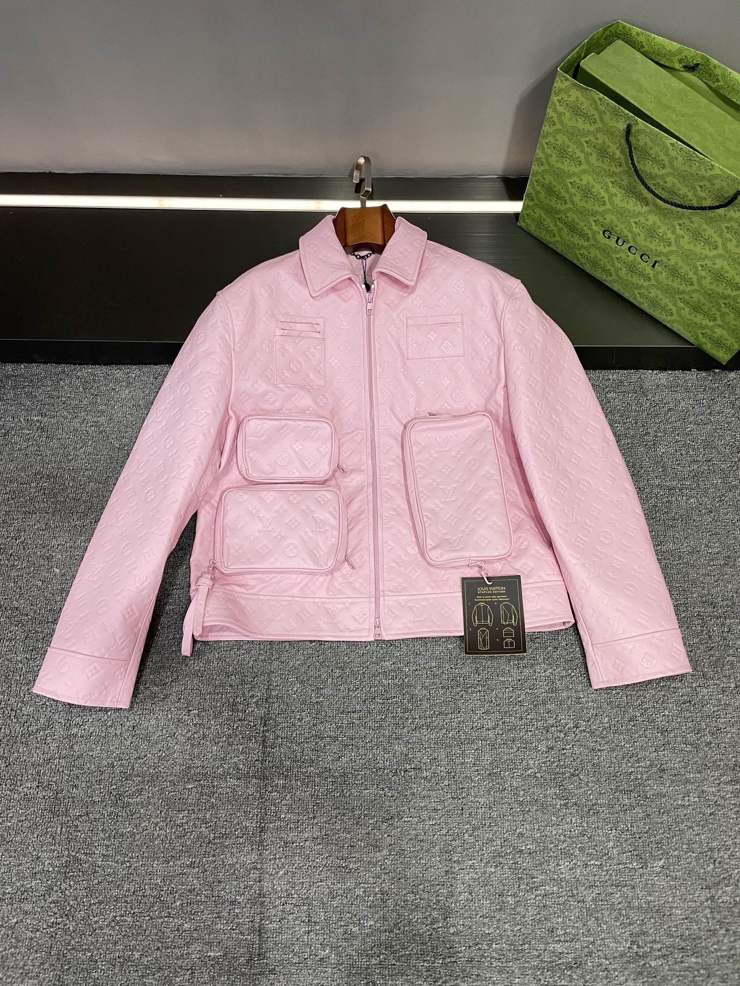 NO:526876,Louis Vuitton LV 2025 Autumn and Winter Men's Cowhide Embossed Leather Jacket. This leather jacket from Donkeys uses the top layer of calfskin imported from Spain, and the texture is simply amazing!   The iconic embossed LV is full of LV, exquisite and exquisite, showing the luxury and elegance of the brand to the fullest. Look at this front, it is inlaid with three bag-style pockets of different sizes, which are very creative and very practical. The back is not to be outdone, and it is inlaid with a large bag-style pocket, which is so stylish!   The LV nameplate hanging at the hem of the front shows noble identity, and the details show the charm of the big brand. There is also the LV jacquard lining inside, which is so exquisite that it makes people scream. I have to say that the men's leather jackets of LV this season really put the details to the extreme, and each part is worth savoring. Number 46-54,,louis vuitton,louis vuitton,louis vuitton,louis vuitton,leather jacket,cowhide,alexander wang19860909路易威登 LV 2025 秋冬男士牛皮压花皮衣的平铺细节图.  驴家这款皮衣选用的可是西班牙进口头层小牛皮,那质感,简直绝了！  满身 LV 标志性的五花压花,精美绝伦,将品牌的奢华与优雅展现得淋漓尽致  再瞧瞧这前幅,镶嵌了三个大小不一的包包式口袋,创意十足又非常实用.  后背也不甘示弱,镶嵌着一个大号包包口袋,太有范儿啦！  前幅下摆处吊挂的 LV 铭牌,彰显尊贵身份,细节之处尽显大牌魅力.  还有内里的 LV 五花提花里布,精致到让人尖叫.  不得不说,LV这一季的男士皮衣,真的是把细节做到了极致,每一处都值得细细品味.  码数46-54,,louis vuitton,louis vuitton,louis vuitton,louis vuitton,leather jacket,cowhide,alexander wang,Men's clothing