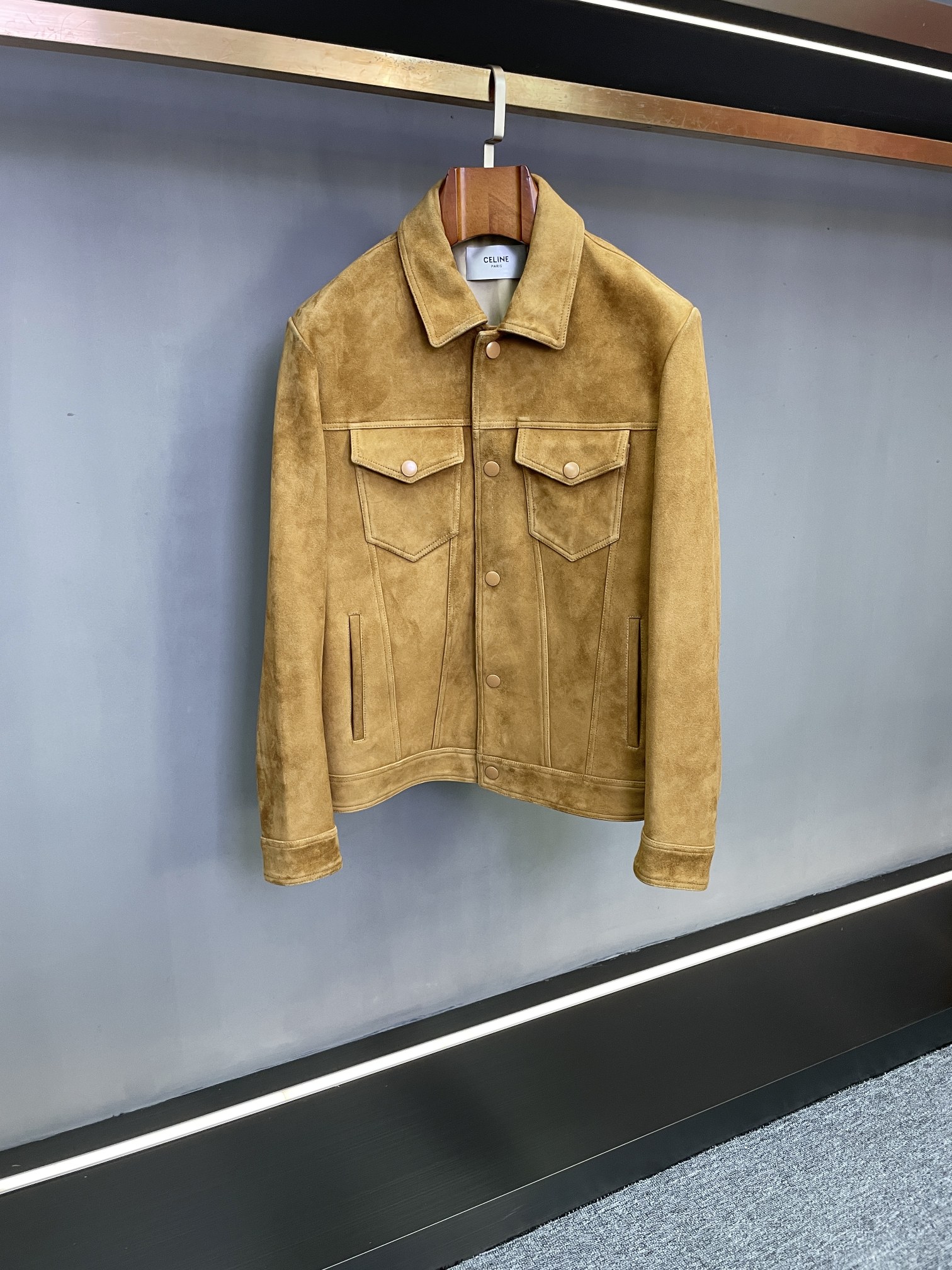 NO:526878,2025 autumn and winter, a new choice for men's wardrobe. Entering the 2025 autumn and winter, CELINE men's new sheepskin jacket brings a new fashion experience to men who pursue quality and style with ingenious design and top-notch materials. The jacket is made of New Zealand imported reverse velvet sheepskin, with a soft and delicate texture, not only with excellent warmth, but also presents a unique texture texture, showing low-key luxury. Each leather surface has been carefully selected and processed to ensure comfortable wear while showing the unique charm of natural leather.  This time, the classic black and warm khaki are launched to meet different style needs. Black is stable and versatile, suitable for formal business occasions or daily casual travel, showing the mature charm of men; khaki is full of retro and elegance, adding a soft and warm atmosphere to the autumn and winter style. Whether it is matched with jeans or casual pants, it shows the high-end texture. The capable denim jacket style incorporates CELINE's unique fashion concept, neat lines modify the body shape, and the shoulder lines are crisp, showing the handsome temperament of men, allowing the wearer to confidently deal with various occasions. The classic chest double pockets and the lower side pocket design are practical and beautiful, which is both convenient to carry daily objects and adds a sense of layering to the overall shape, simple without losing details. CELINE  The new sheepskin jacket for men in autumn and winter 2025 is a perfect combination of quality and fashion. It is an indispensable fashion item in men's wardrobe for this autumn and winter, helping you stand out from the crowd and show your unique taste. Number 48-56, celine, jeans, jackets & coats, sheepskin, alexander wang198609092025秋冬,男士衣橱的焕新之选  踏入2025秋冬,CELINE男士新款羊皮外套,以匠心独运的设计与顶级材质,为追求品质与风格的男士带来全新时尚体验.  外套选用新西兰进口反绒羊皮,质地柔软细腻,不仅具有卓越的保暖性能,还呈现出独特的纹理质感,彰显低调奢华.每一处皮面都经过精心挑选与处理,确保穿着舒适的同时,展现出天然皮革的独特魅力.  此次推出经典黑色与温暖卡其色,满足不同风格需求.黑色稳重百搭,适配正式商务场合或日常休闲出行,展现男士的成熟魅力；卡其色则洋溢着复古与优雅,为秋冬造型增添柔和温暖的氛围,无论是搭配牛仔裤还是休闲裤,都尽显高级质感.  干练的牛仔外套版型,融入CELINE独特的时尚理念,利落的线条修饰身形,肩线挺括,展现男士的潇洒气质,让穿着者自信应对各种场合.经典的胸前双口袋与下方侧插口袋设计,实用与美观兼具,既方便携带日常小物,又为整体造型增添层次感,简约而不失细节.  CELINE 2025秋冬男士新款羊皮外套,是品质与时尚的完美结合,是这个秋冬男士衣橱中不可或缺的时尚单品,助你在人群中脱颖而出,尽显独特品味.  码数48-56,,celine,jeans,jackets & coats,sheepskin,alexander wang,Men's clothing