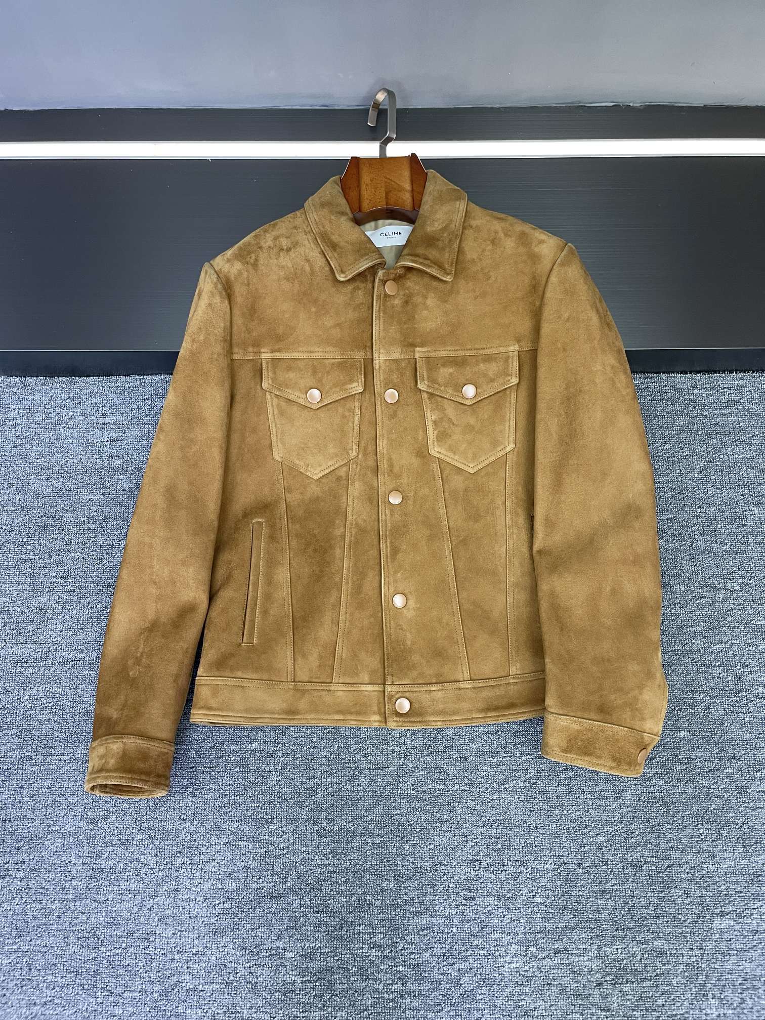 NO:526881,Early autumn outfit | Celine retro leather jacket that was questioned. Family members, the first coat in autumn was contracted by Celine!   This new leather jacket for 2025 autumn and winter really grabbed my heart!   The fabric is made of New Zealand imported reverse velvet sheepskin. The leather is delicate and has an invincible texture. It feels soft and comfortable to touch. It looks super classy~ Moreover, this material is very durable, resistant to creation and wind, and is simply the best choice for autumn and winter outfits!   The style is classic and capable denim style, with a full sense of design!  The two pockets on the chest and the lower side pocket are not only practical, but also add a bit of casual and comfortable street feel. In terms of color, this time, classic black and gentle khaki were launched. Both colors are very versatile. Whether paired with jeans or casual pants, they can easily create different styles. It is completely OK to use daily commuting or going out to explode the street!   I really love this jacket. Whoever wears it is handsome and whoever wears it looks good!  Family members, it’s okay to get something, just get it done!   48-56, celine, jeans, jackets & coats, jackets & coats, sheepskin, alexander wang19860909早秋穿搭|被问爆的Celine复古皮夹克  家人们,秋天的第一件外套被Celine承包了！  这款2025秋冬新款皮夹克,真的一整个拿捏住了我的心！  面料选用的是新西兰进口反绒羊皮,皮质细腻,质感无敌,摸起来柔软又舒服,穿着超显档次~而且,这种材质很耐穿,抗造又抗风,简直是秋冬穿搭的不二之选！  版型是经典的干练牛仔风,设计感拉满！胸前两个口袋加上下方侧插口袋,不仅实用,还增添了几分随性自在的街头感.  颜色上,这次推出了经典黑色和温柔卡其色,两种颜色都很百搭,不管是搭配牛仔裤还是休闲裤,都能轻松打造出不同风格,日常通勤或者出门炸街都完全OK！  真的好爱这件外套,谁穿谁帅,谁穿谁好看！家人们,入手不亏,冲就完事儿了！  码数48-56,,celine,jeans,jackets & coats,jackets & coats,sheepskin,alexander wang,Men's clothing