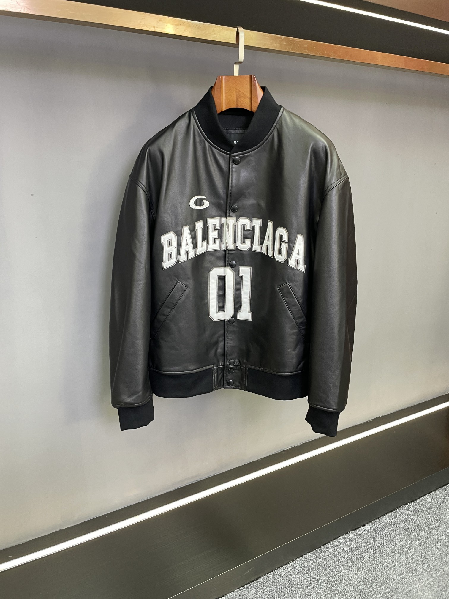 NO:526890,BLG Balenciaga 2025 autumn and winter new men's sheepskin jacket, a model for reshaping. The Balenciaga 2025 autumn and winter new men's sheepskin jacket is on the stage and sincerely invites you to taste it. This jacket is selected from the black sheepskin imported from New Zealand. It has a delicate and soft texture, excellent flexibility and wear resistance. It not only feels comfortable, but also shows extraordinary style with excellent quality. Each texture tells the perfect fusion of nature and craftsmanship, which brings an unparalleled wearing experience for you who pursue the ultimate texture. The large area of ​​embroidery on the chest and back presents the Balenciaga brand logo. The exquisite craftsmanship makes the logo come to life, with a strong visual impact, showing the brand's unique pioneering attitude and fashion proposition. No matter where you are, it can become the focus of everyone's attention and easily demonstrate your fashion identity and personal taste.  This jacket cleverly combines classic and innovation, not only retains Balenciaga's consistent pioneering design philosophy, but also demonstrates the persistent pursuit of quality and fashion in details. Whether it is paired with simple white T-T-T-T-T-T-T-T-T-T-T-T-T-T-T-T-T-T-T-T-T-T-T-T-T-T-T-T-T-T-T-T-T-T-T-T-T-T-T-T-T-T-T-T-T-T-T-T-T-T-T-T-T-T-T-T-T-T-T-T-T-T-T-T-T-T-T-T-T-T-T-T-T-T-T-T-T-T-T-T-T-T-T-T-T-T-T-T-T-T-T-T-T-T-T-T-T-T-T-T-T-T-T-T-T-T-T-T-T-T-T-T-T-T-T-T-T-T-T-T-T-T-T-T-T-T-T-T-T-T-T-T-T-T-T-T-T-T-T-T-T-T-T-T-T-T-T-T-T-T-T-T-T-T-T-T-T-T-T-T-T-T-T-T-T-T-T-T-T-T-T-T-T-T-T-T-T-T-T-T-T-T-T-T-T-T-T-T-T-T-T-T-T-T-T-T-T-T-T-T-T-T-T-T-T-T-T-T-T-T-T-T-T-T-T-T-T-T-T-T-T-T-T-T-T-T-T-T-T-T-19860909BLG 巴黎世家2025秋冬新款男士羊皮夹克,重塑型格典范  巴黎世家2025秋冬新款男士羊皮夹克震撼登场,诚邀品鉴.  此款夹克精选新西兰进口黑色羊皮,质地细腻柔软,拥有出色的柔韧性与耐磨性,不仅触感舒适,更以卓越品质彰显非凡格调.每一处纹理都诉说着自然与工艺的完美融合,为追求极致质感的您,带来无与伦比的穿着体验.  胸前以及后背大面积贴皮绣呈现巴黎世家品牌LOGO,精湛工艺让标志栩栩如生,强烈的视觉冲击,展现品牌独特的先锋态度与时尚主张,无论身处何处,皆能成为众人瞩目的焦点,轻松彰显您的时尚身份与个性品味.  这款夹克巧妙融合了经典与创新,既保留了巴黎世家一贯的先锋设计理念,又在细节之处彰显对品质与时尚的执着追求.无论是搭配简约的白T和牛仔裤,营造休闲随性的日常风格；还是内衬精致衬衫,外搭修身长裤,出席重要场合,它都能完美适配,轻松助您应对不同场景.  码数48-56,,balenciaga,jeans,jackets & coats,shirts,sheepskin,alexander wang,Men's clothing